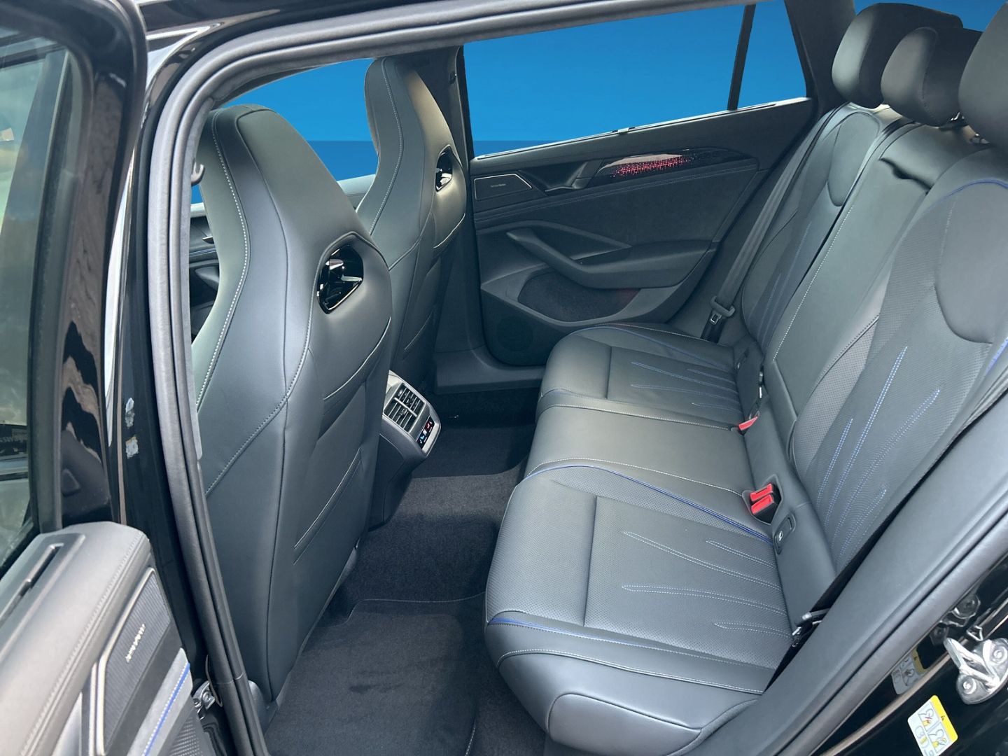 Fahrzeugabbildung Volkswagen Passat R-line 2,0 l TDI SIGNATURE PANO AHK IQ.DR