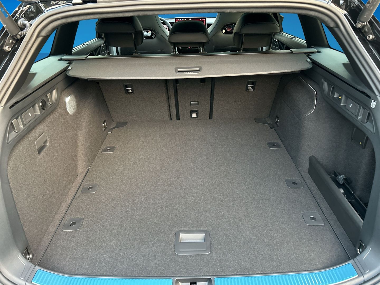 Fahrzeugabbildung Volkswagen Passat R-line 2,0 l TDI SIGNATURE PANO AHK IQ.DR