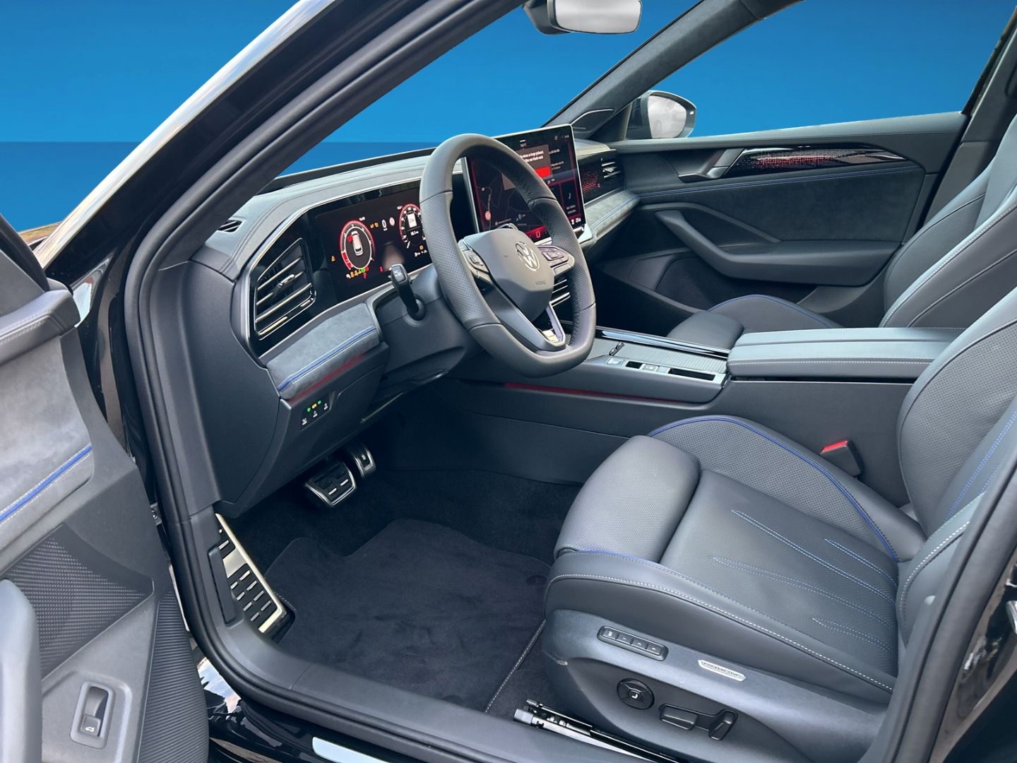 Fahrzeugabbildung Volkswagen Passat R-line 2,0 l TDI SIGNATURE PANO AHK IQ.DR