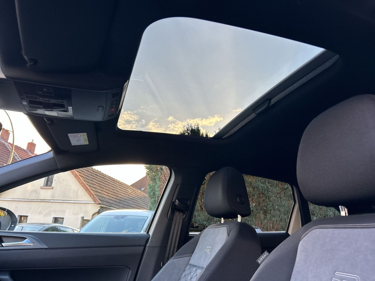 Fahrzeugabbildung Volkswagen Taigo R-Line 1,5 l TSI DSG PANO MATRIX RKAMERA