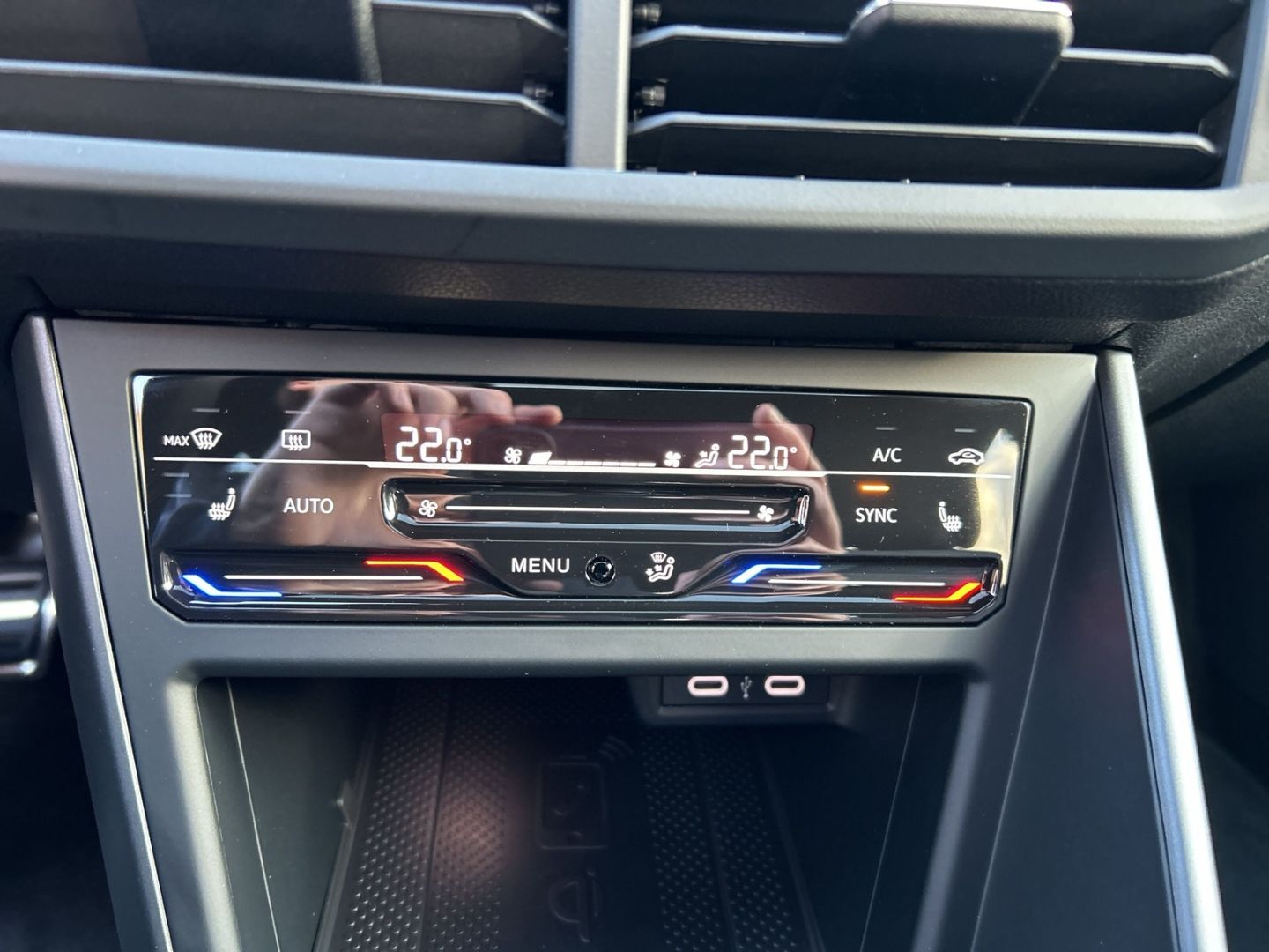 Fahrzeugabbildung Volkswagen Taigo R-Line 1,5 l TSI DSG PANO MATRIX RKAMERA