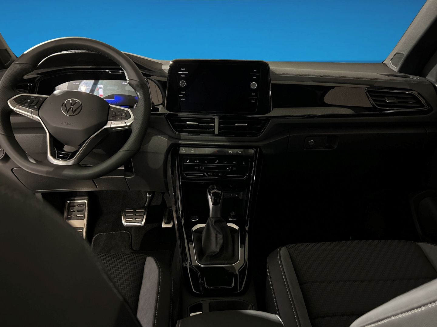 Fahrzeugabbildung Volkswagen T-Roc Cabriolet R-Line 1.5 l TSI BLACK STYLE IQ.