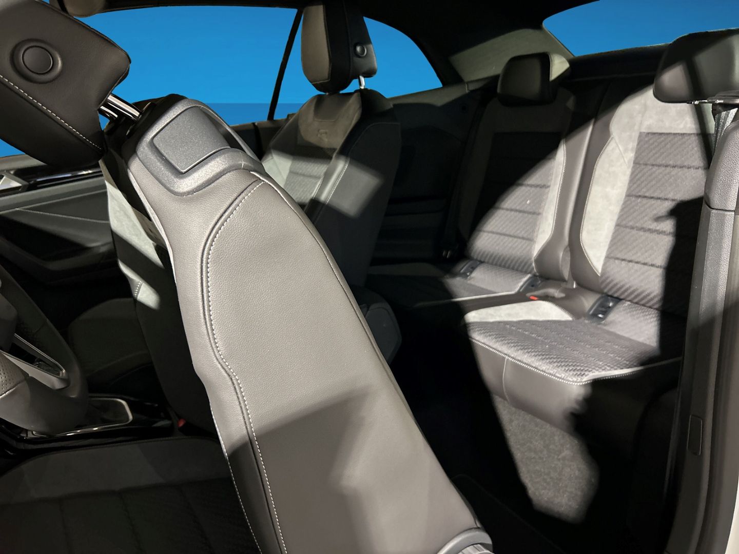 Fahrzeugabbildung Volkswagen T-Roc Cabriolet R-Line 1.5 l TSI BLACK STYLE IQ.