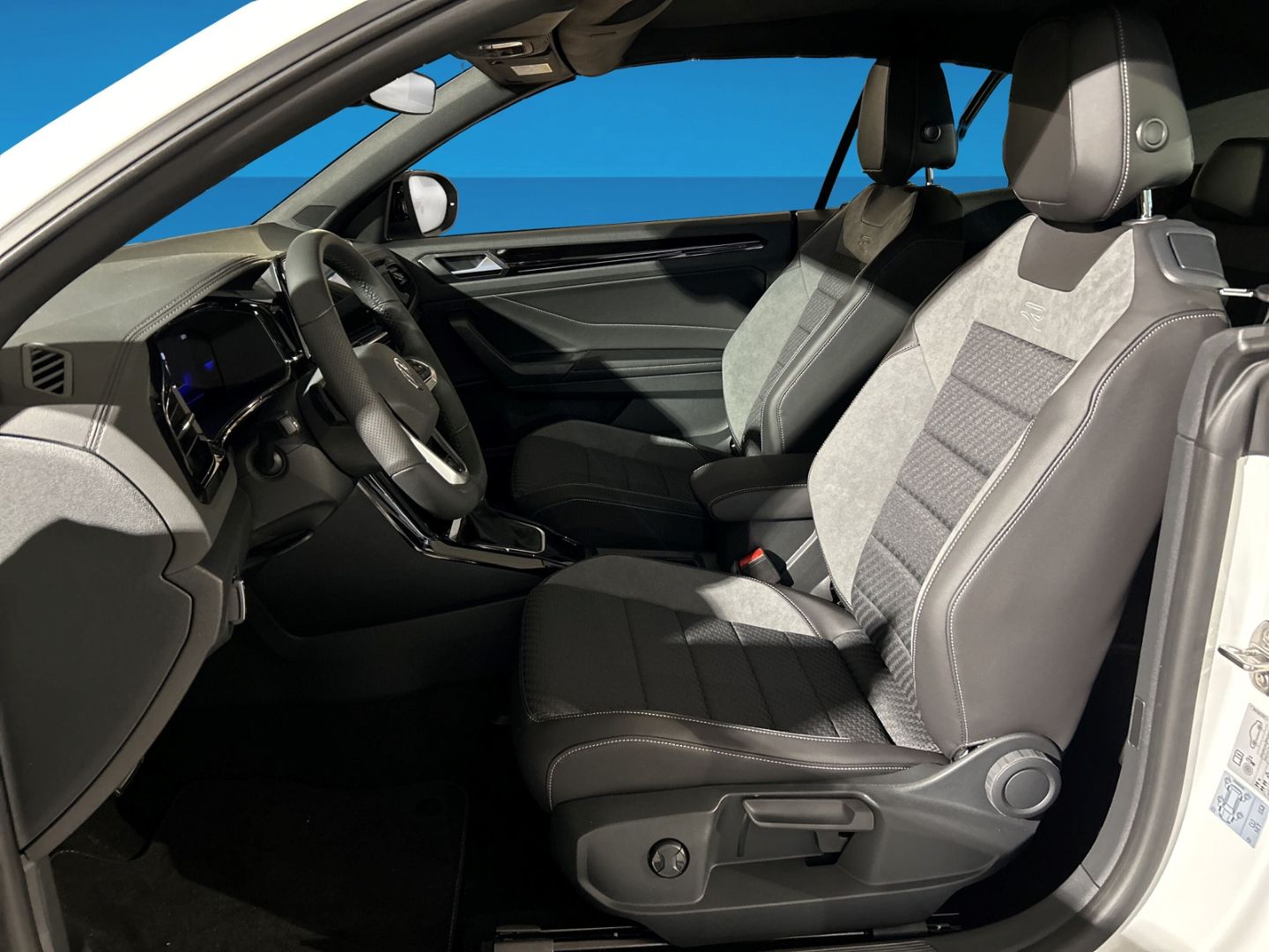 Fahrzeugabbildung Volkswagen T-Roc Cabriolet R-Line 1.5 l TSI BLACK STYLE IQ.