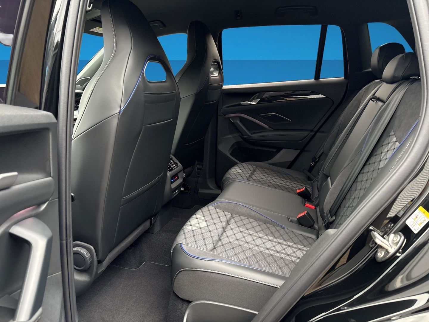 Fahrzeugabbildung Volkswagen Tiguan R-Line 2,0l TDI AHK HARMAN KARDON IQ.DRIV - mit KI generiert/bearbeitet