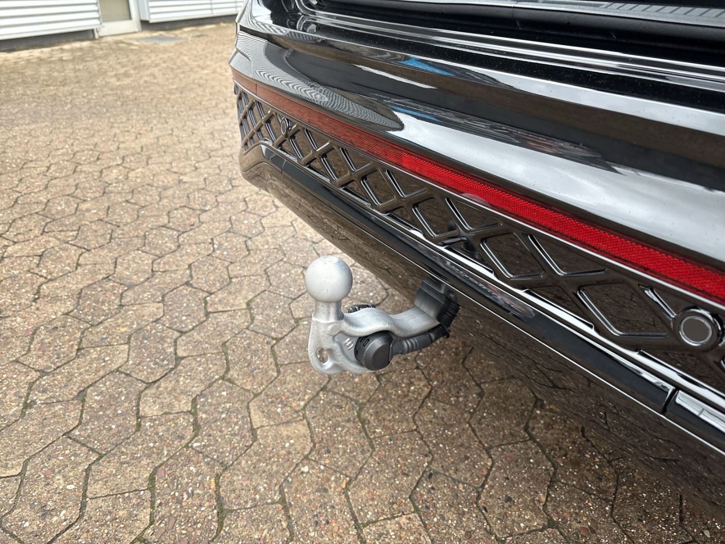 Fahrzeugabbildung Volkswagen Tiguan R-Line 2,0l TDI AHK HARMAN KARDON IQ.DRIV - mit KI generiert/bearbeitet