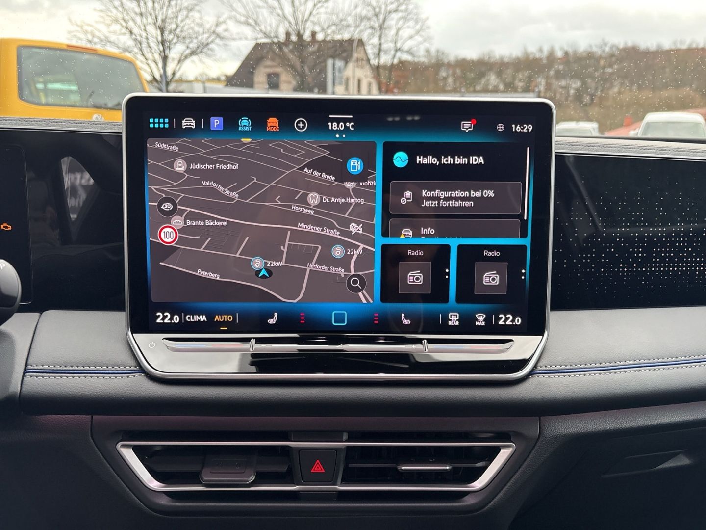 Fahrzeugabbildung Volkswagen Tiguan R-Line 2,0l TDI AHK HARMAN KARDON IQ.DRIV - mit KI generiert/bearbeitet
