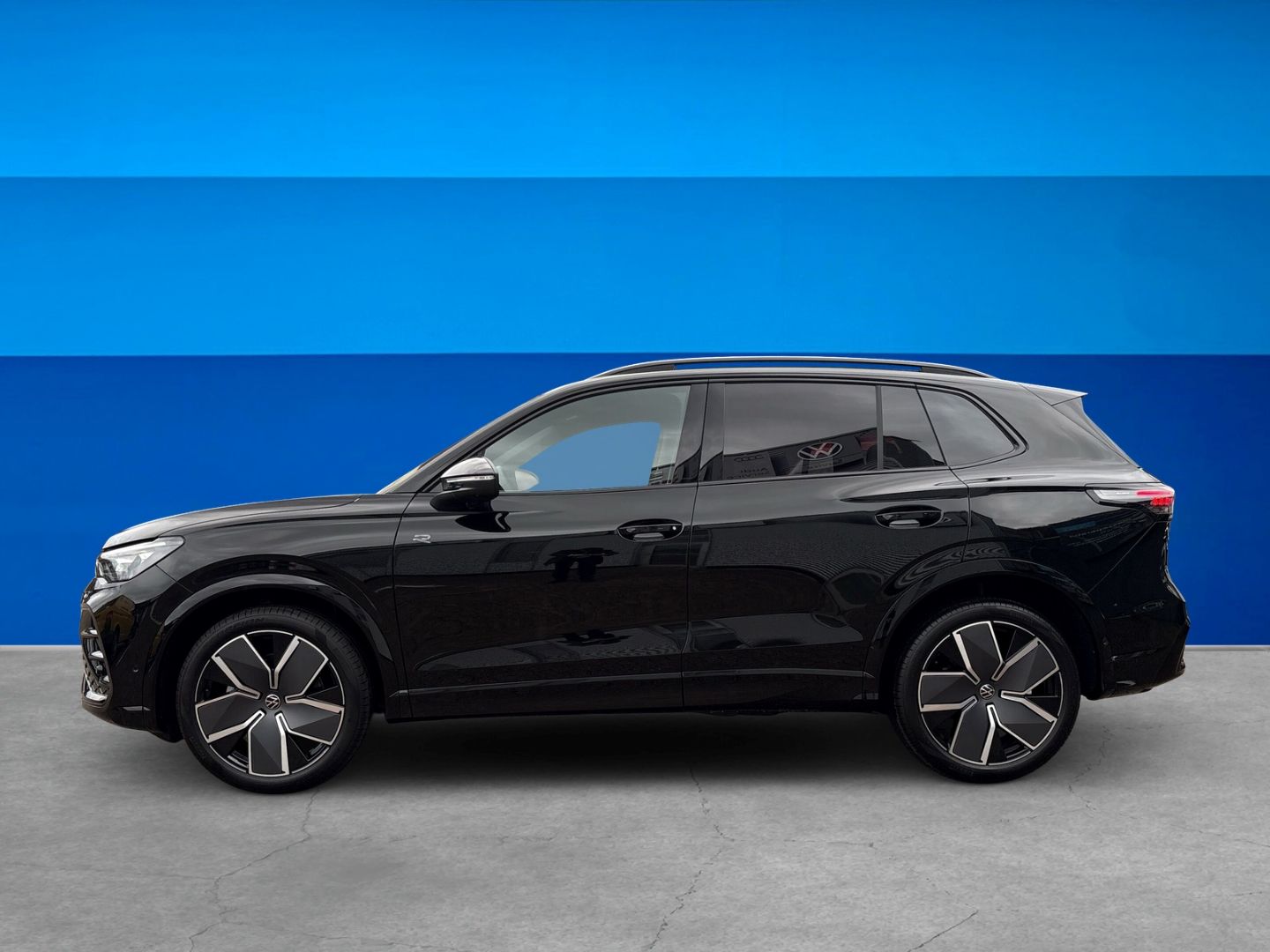 Fahrzeugabbildung Volkswagen Tiguan R-Line 2,0l TDI AHK HARMAN KARDON IQ.DRIV - mit KI generiert/bearbeitet