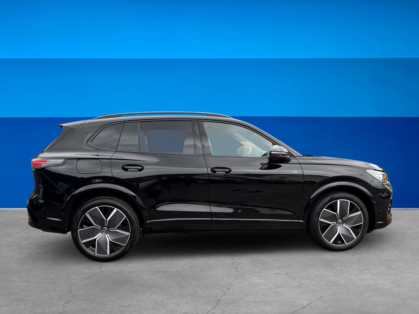 Fahrzeugabbildung Volkswagen Tiguan R-Line 2,0l TDI AHK HARMAN KARDON IQ.DRIV - mit KI generiert/bearbeitet