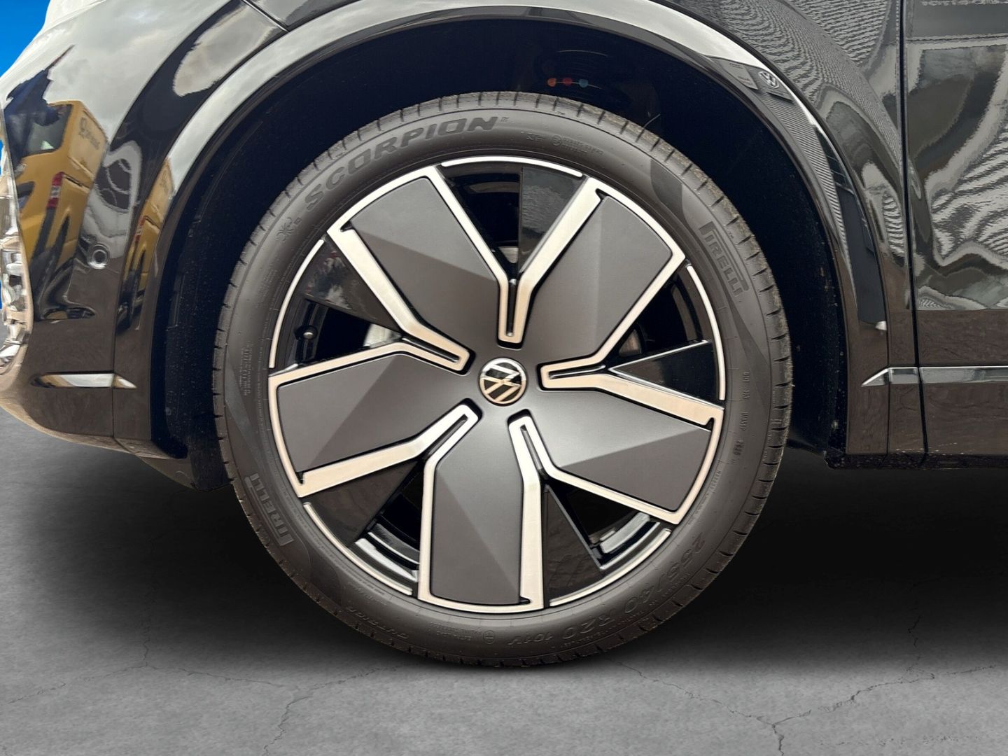 Fahrzeugabbildung Volkswagen Tiguan R-Line 2,0l TDI AHK HARMAN KARDON IQ.DRIV - mit KI generiert/bearbeitet