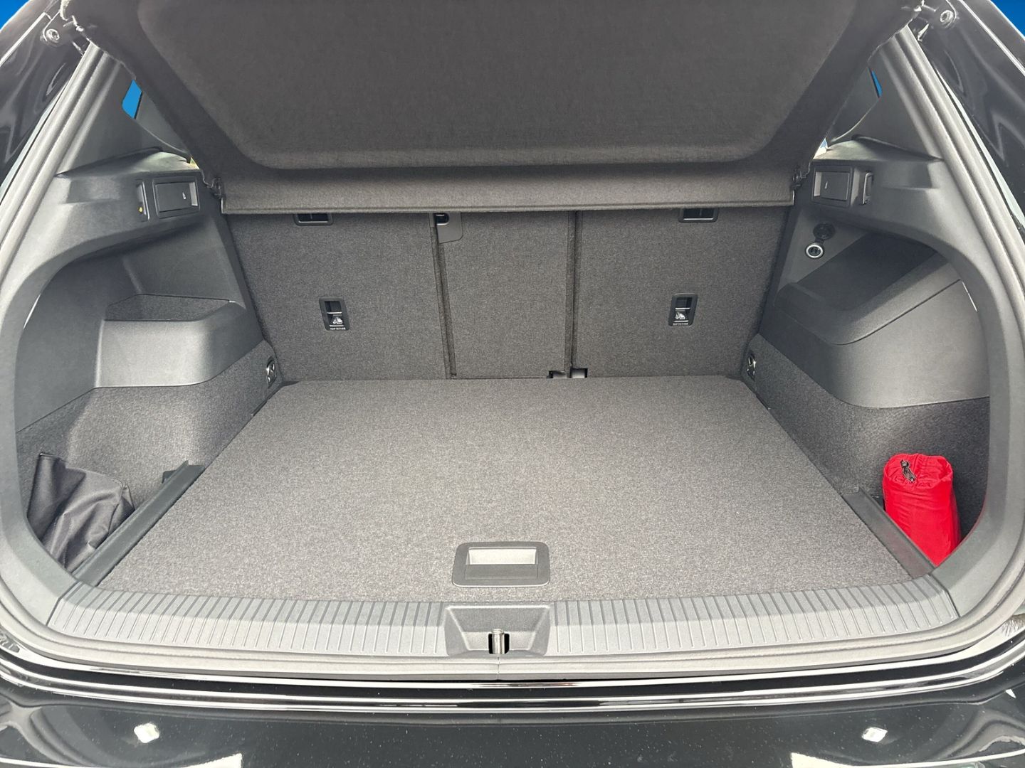 Fahrzeugabbildung Volkswagen Tiguan R-Line 2,0l TDI AHK HARMAN KARDON IQ.DRIV - mit KI generiert/bearbeitet