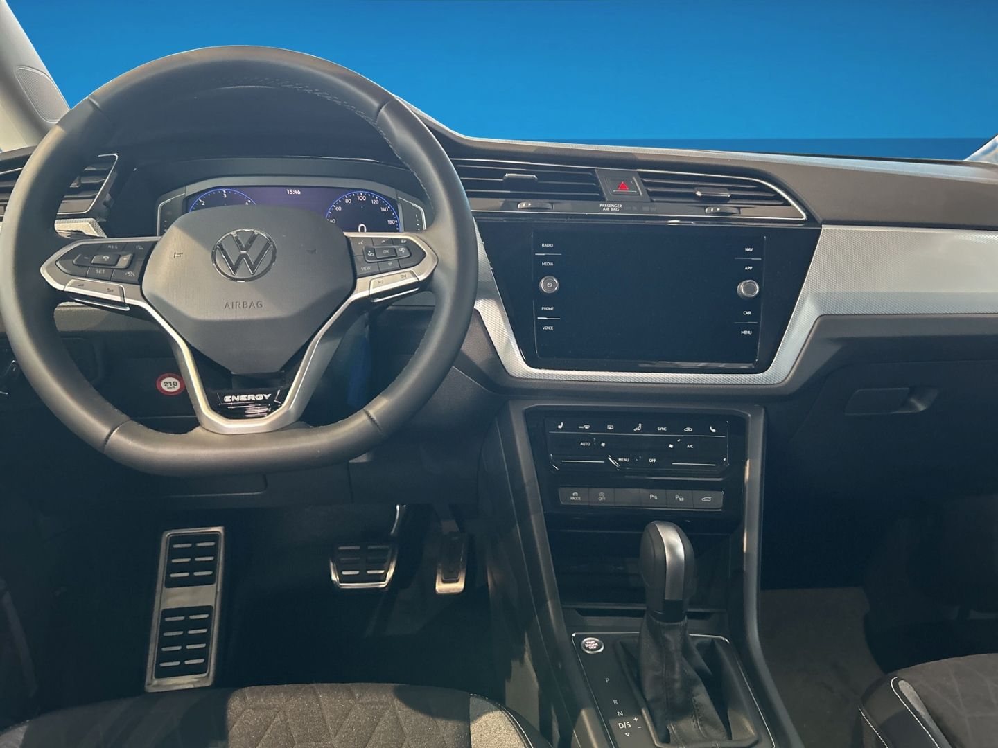 Fahrzeug 11 Fahrzeugabbildung Volkswagen Touran ENERGY 2.0 TDI 7 SITZE IQ.LIGHT AHK REAR - mit KI generiert/bearbeitet