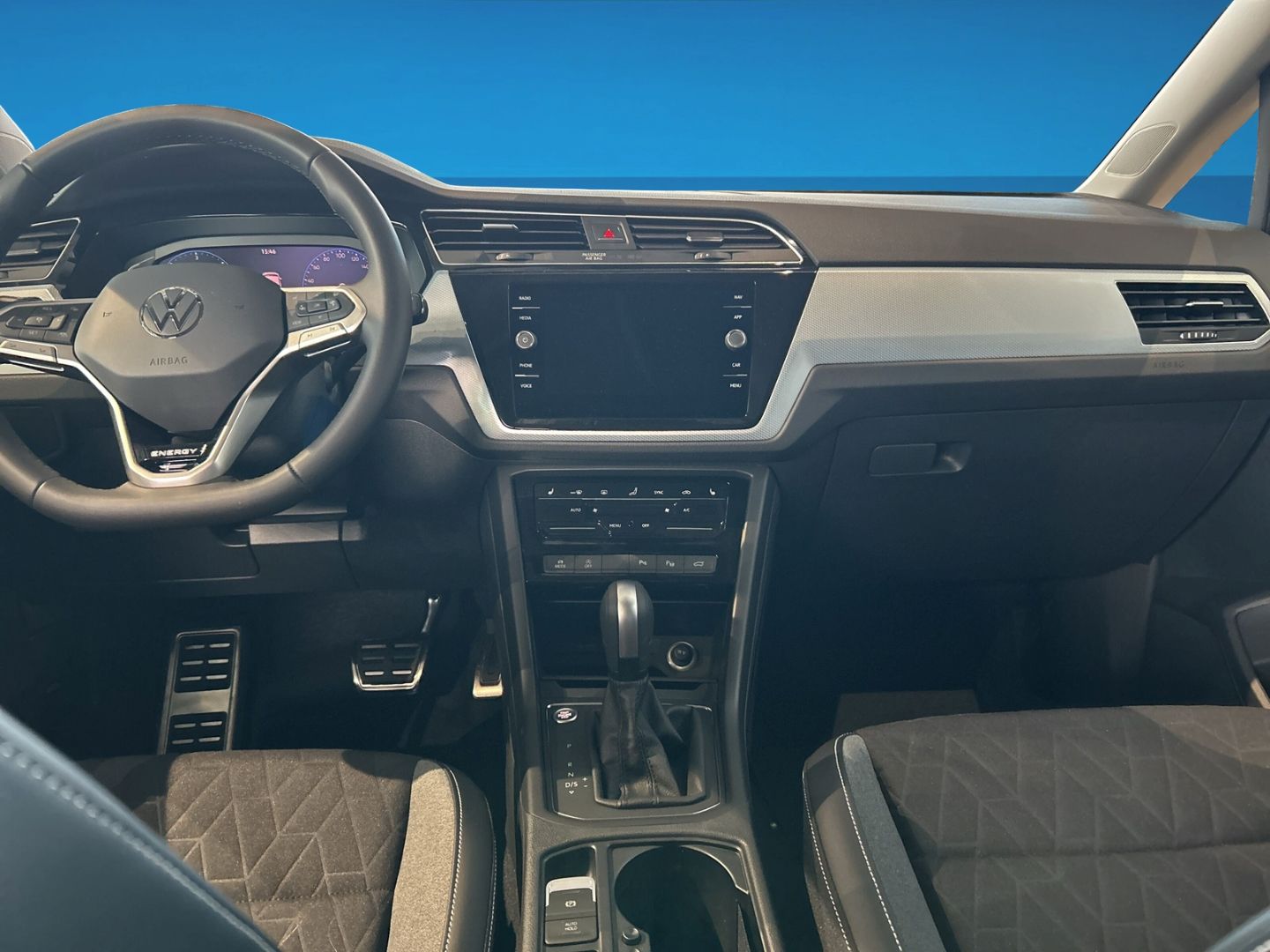 Fahrzeug 12 Fahrzeugabbildung Volkswagen Touran ENERGY 2.0 TDI 7 SITZE IQ.LIGHT AHK REAR - mit KI generiert/bearbeitet