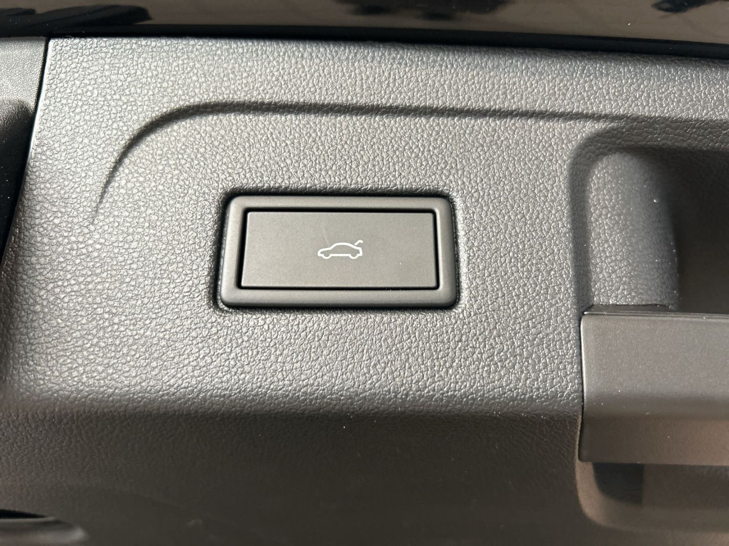 Fahrzeug 15 Fahrzeugabbildung Volkswagen Touran ENERGY 2.0 TDI 7 SITZE IQ.LIGHT AHK REAR - mit KI generiert/bearbeitet