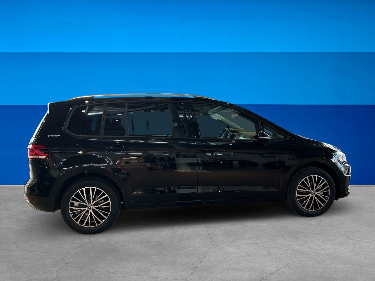 Fahrzeug 4 Fahrzeugabbildung Volkswagen Touran ENERGY 2.0 TDI 7 SITZE IQ.LIGHT AHK REAR - mit KI generiert/bearbeitet
