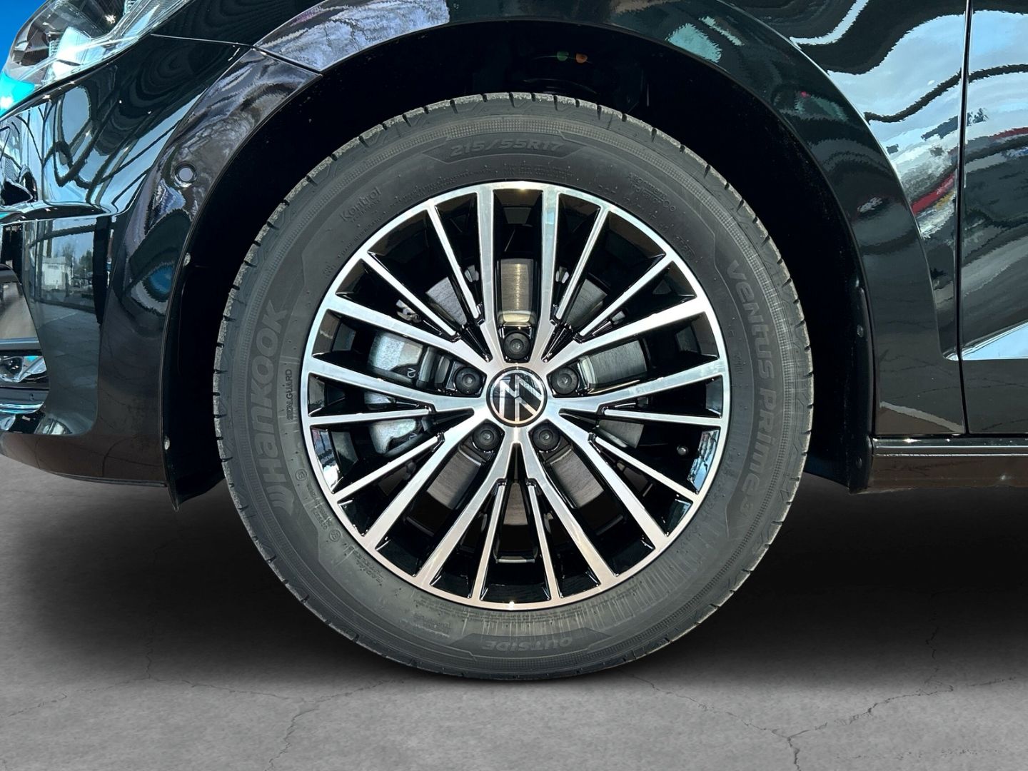 Fahrzeug 8 Fahrzeugabbildung Volkswagen Touran ENERGY 2.0 TDI 7 SITZE IQ.LIGHT AHK REAR - mit KI generiert/bearbeitet