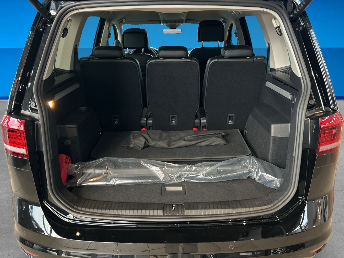 Fahrzeug 9 Fahrzeugabbildung Volkswagen Touran ENERGY 2.0 TDI 7 SITZE IQ.LIGHT AHK REAR - mit KI generiert/bearbeitet