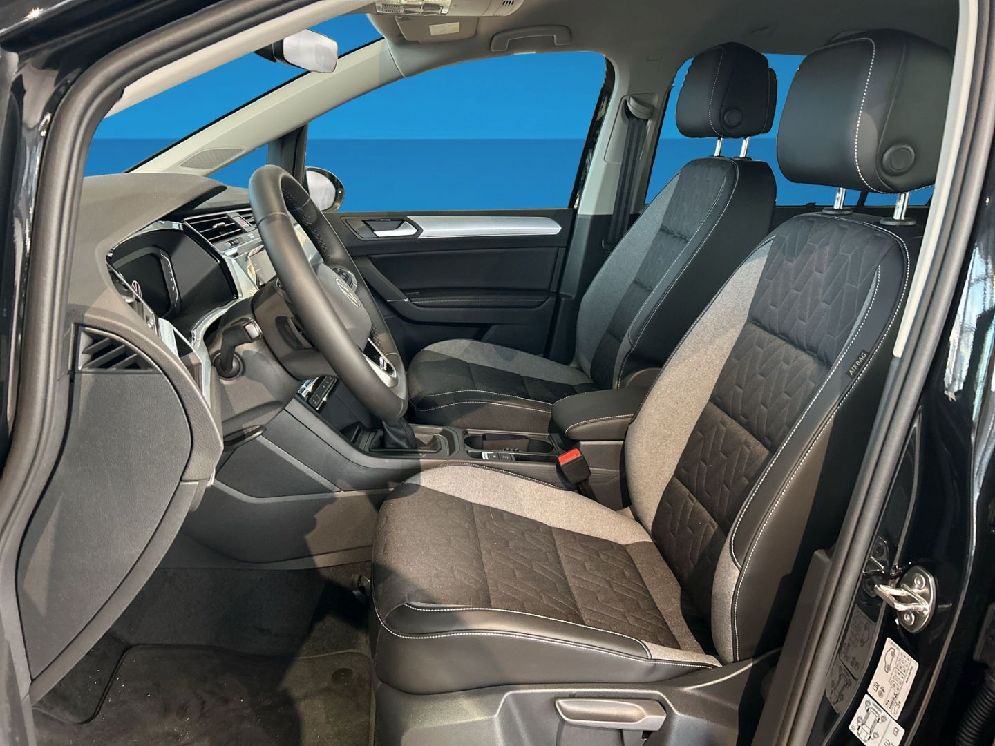 Fahrzeug 10 Fahrzeugabbildung Volkswagen Touran ENERGY 2.0 TDI 7 SITZE IQ.LIGHT AHK REAR - mit KI generiert/bearbeitet