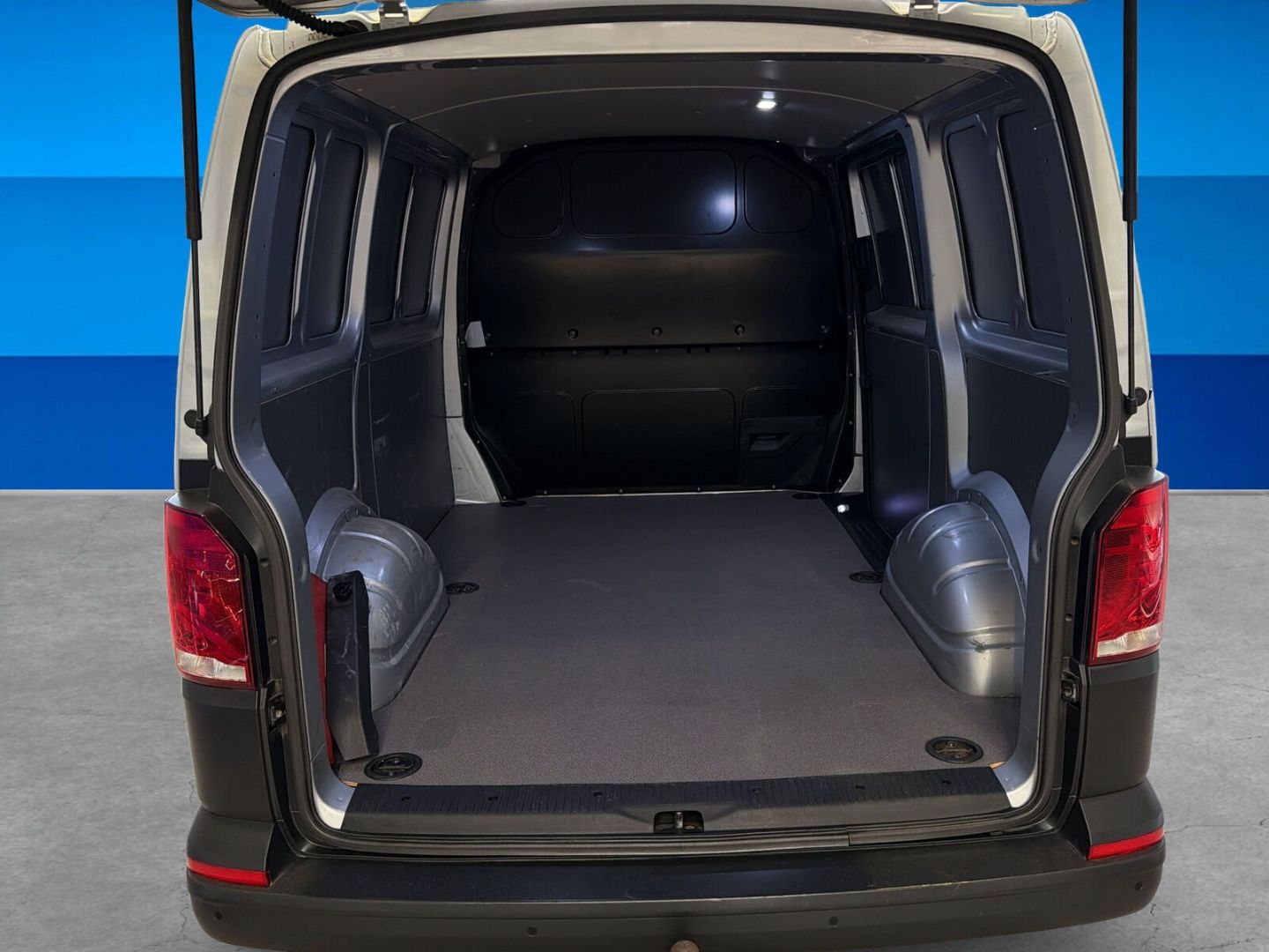 Fahrzeug 11 Fahrzeugabbildung Volkswagen T6.1 Kasten FWD 2.0TDI L1H1 Klima Navi - mit KI generiert/bearbeitet