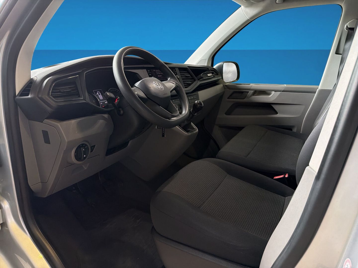 Fahrzeug 12 Fahrzeugabbildung Volkswagen T6.1 Kasten FWD 2.0TDI L1H1 Klima Navi - mit KI generiert/bearbeitet
