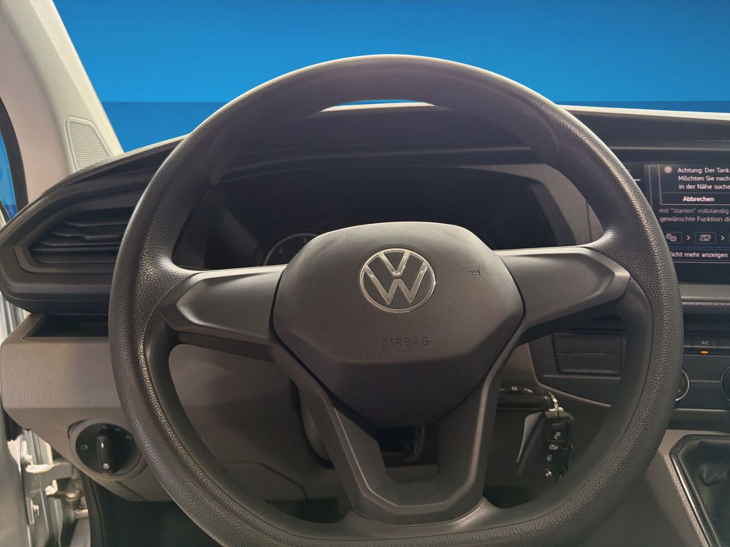 Fahrzeug 13 Fahrzeugabbildung Volkswagen T6.1 Kasten FWD 2.0TDI L1H1 Klima Navi - mit KI generiert/bearbeitet