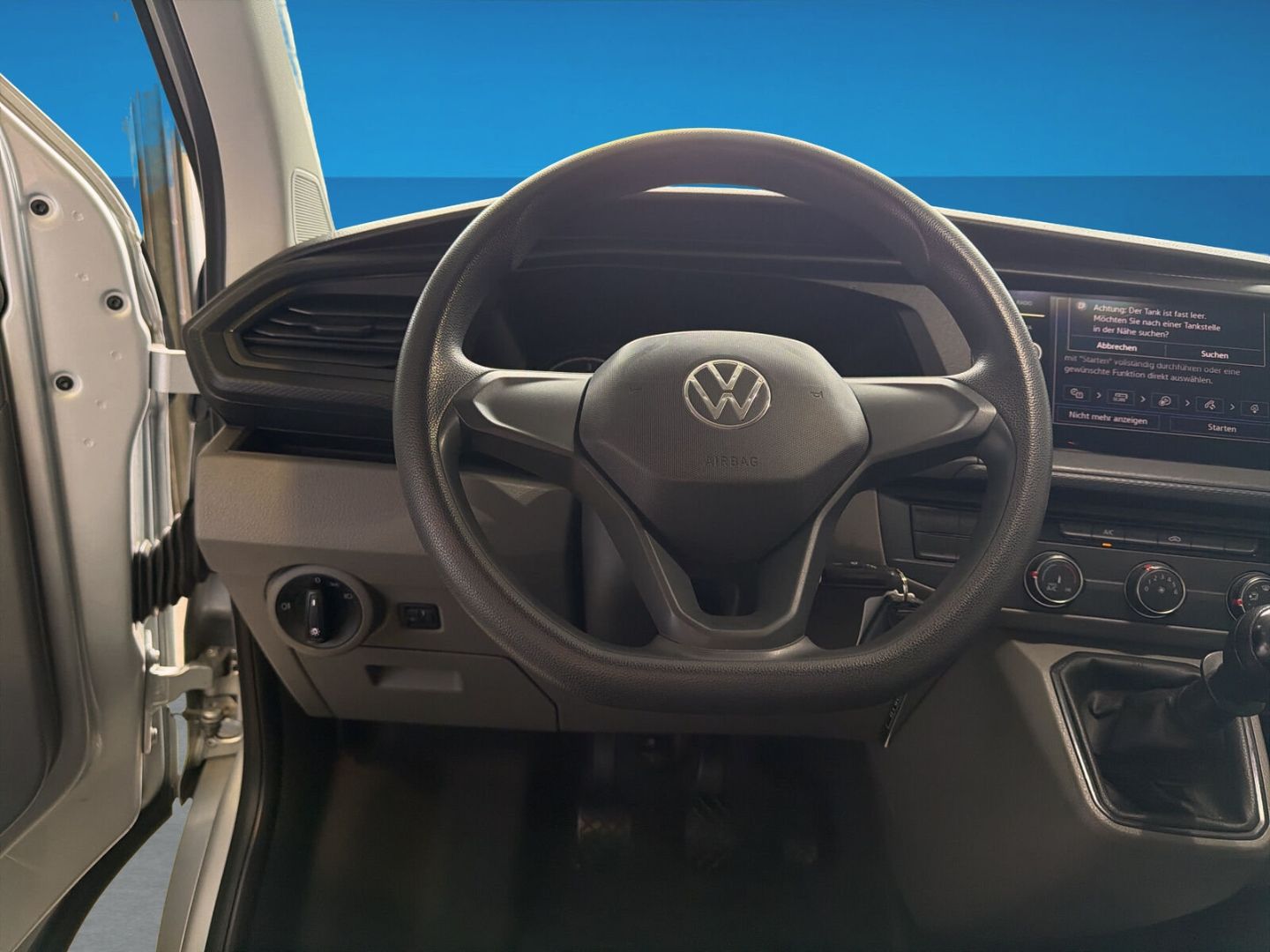 Fahrzeug 14 Fahrzeugabbildung Volkswagen T6.1 Kasten FWD 2.0TDI L1H1 Klima Navi - mit KI generiert/bearbeitet