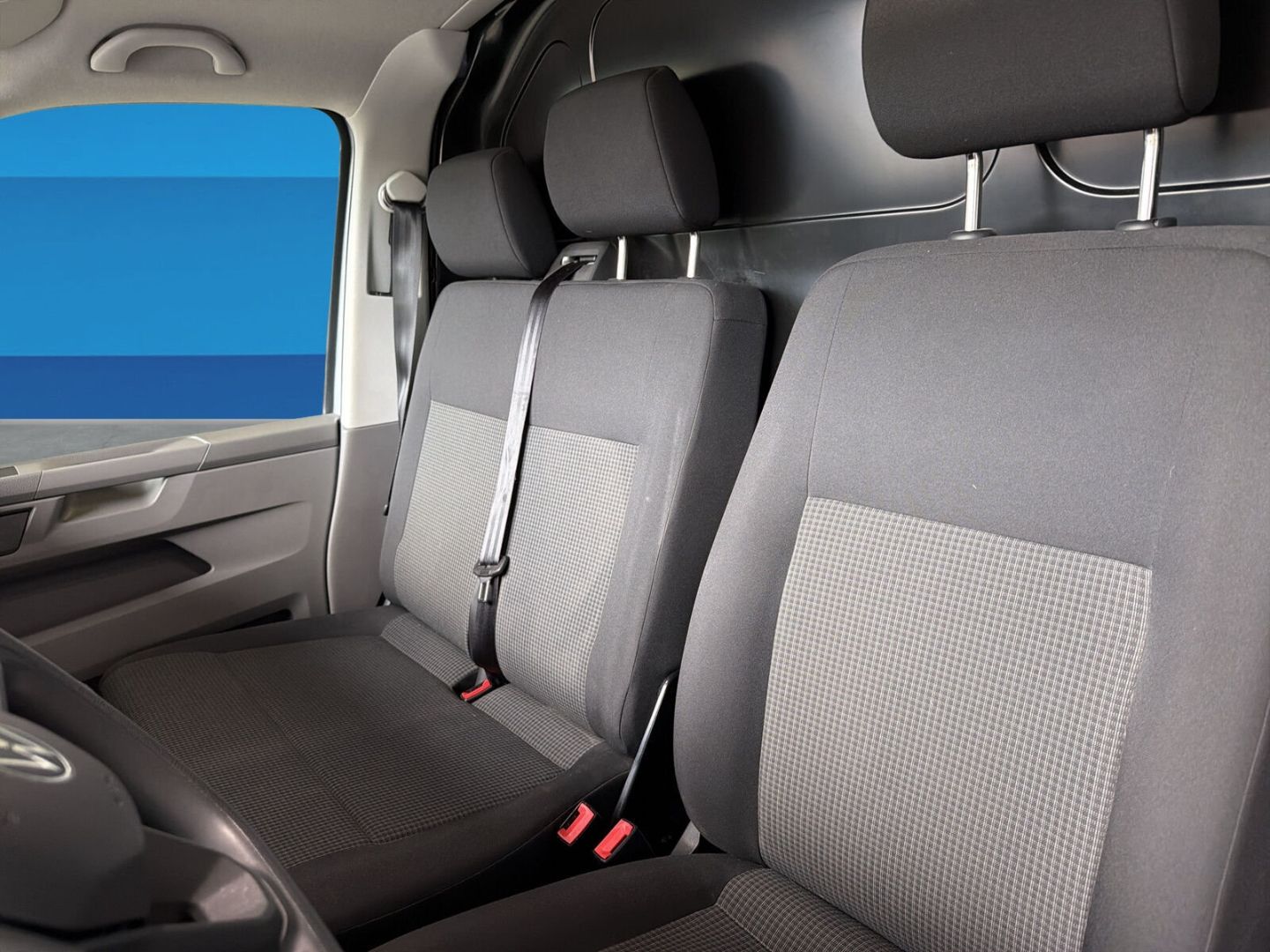 Fahrzeug 15 Fahrzeugabbildung Volkswagen T6.1 Kasten FWD 2.0TDI L1H1 Klima Navi - mit KI generiert/bearbeitet