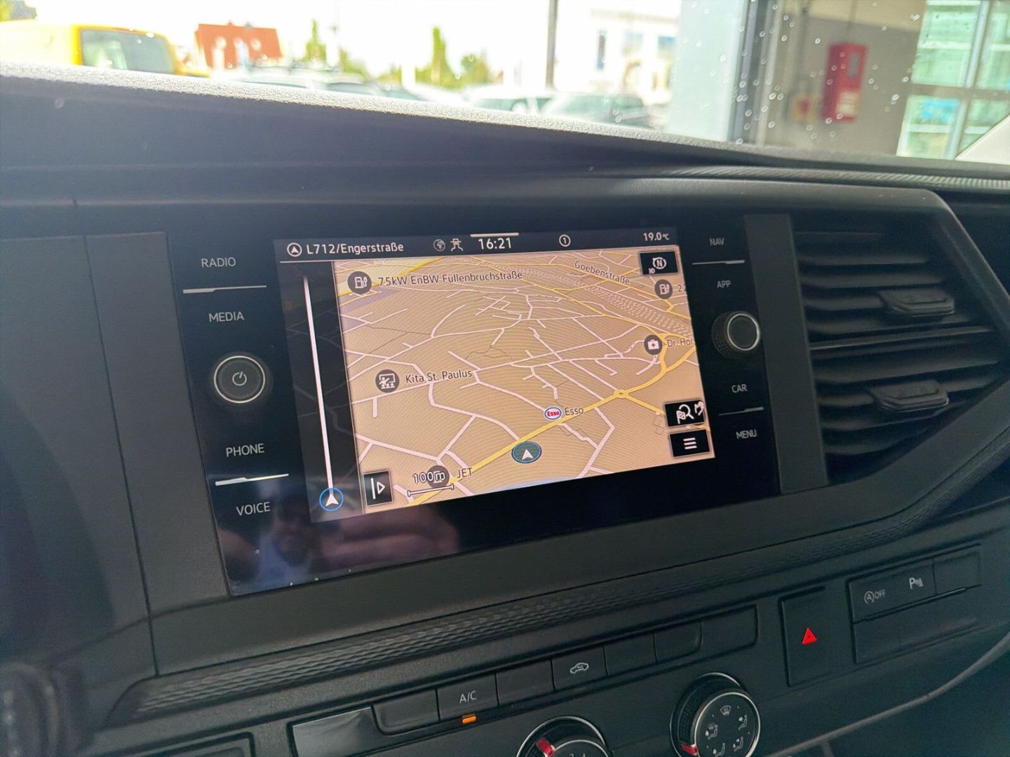 Fahrzeug 17 Fahrzeugabbildung Volkswagen T6.1 Kasten FWD 2.0TDI L1H1 Klima Navi - mit KI generiert/bearbeitet