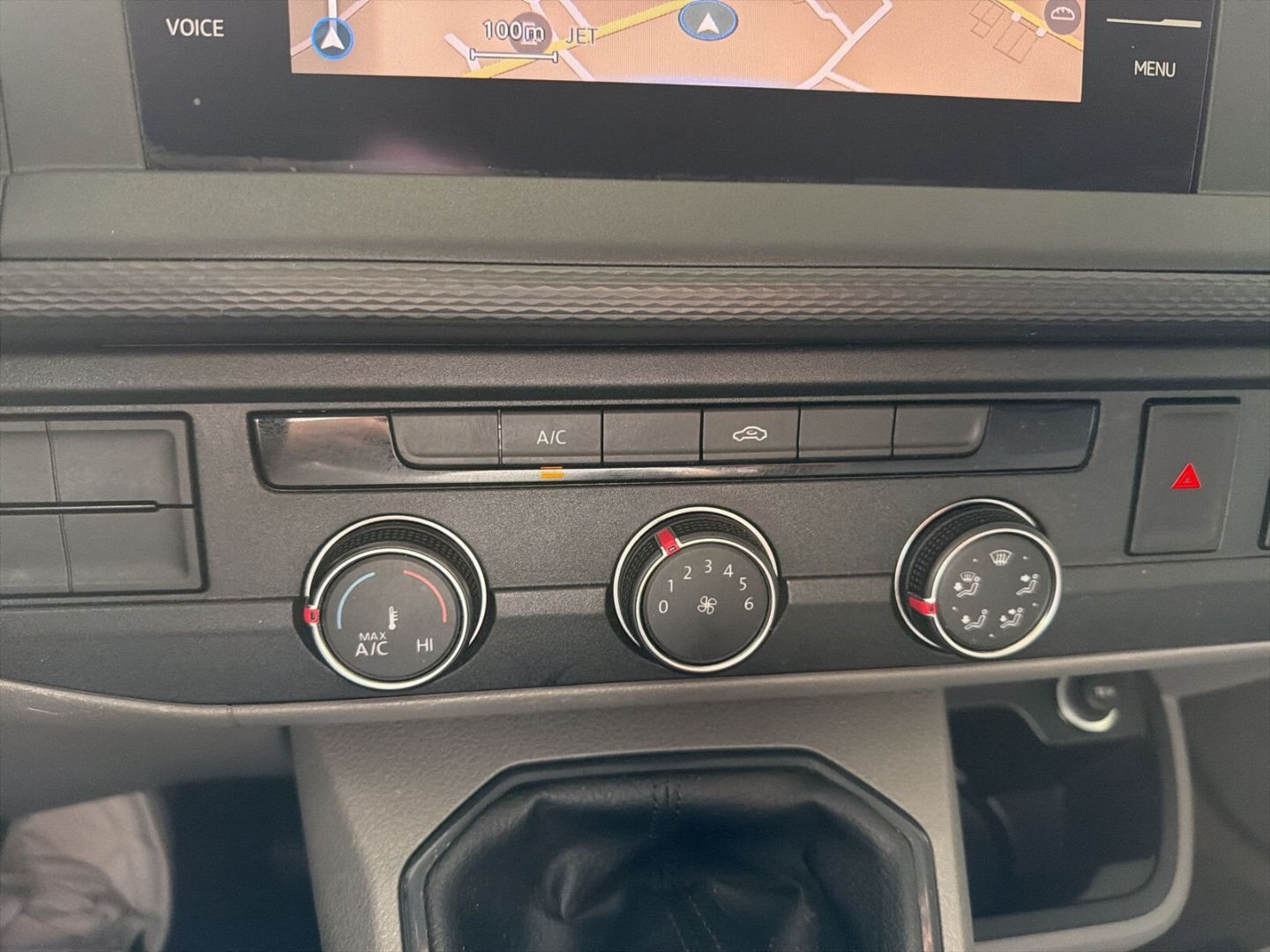 Fahrzeug 18 Fahrzeugabbildung Volkswagen T6.1 Kasten FWD 2.0TDI L1H1 Klima Navi - mit KI generiert/bearbeitet