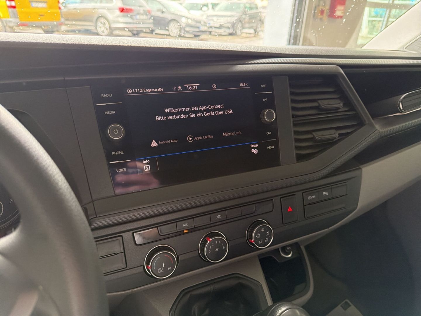 Fahrzeug 19 Fahrzeugabbildung Volkswagen T6.1 Kasten FWD 2.0TDI L1H1 Klima Navi - mit KI generiert/bearbeitet