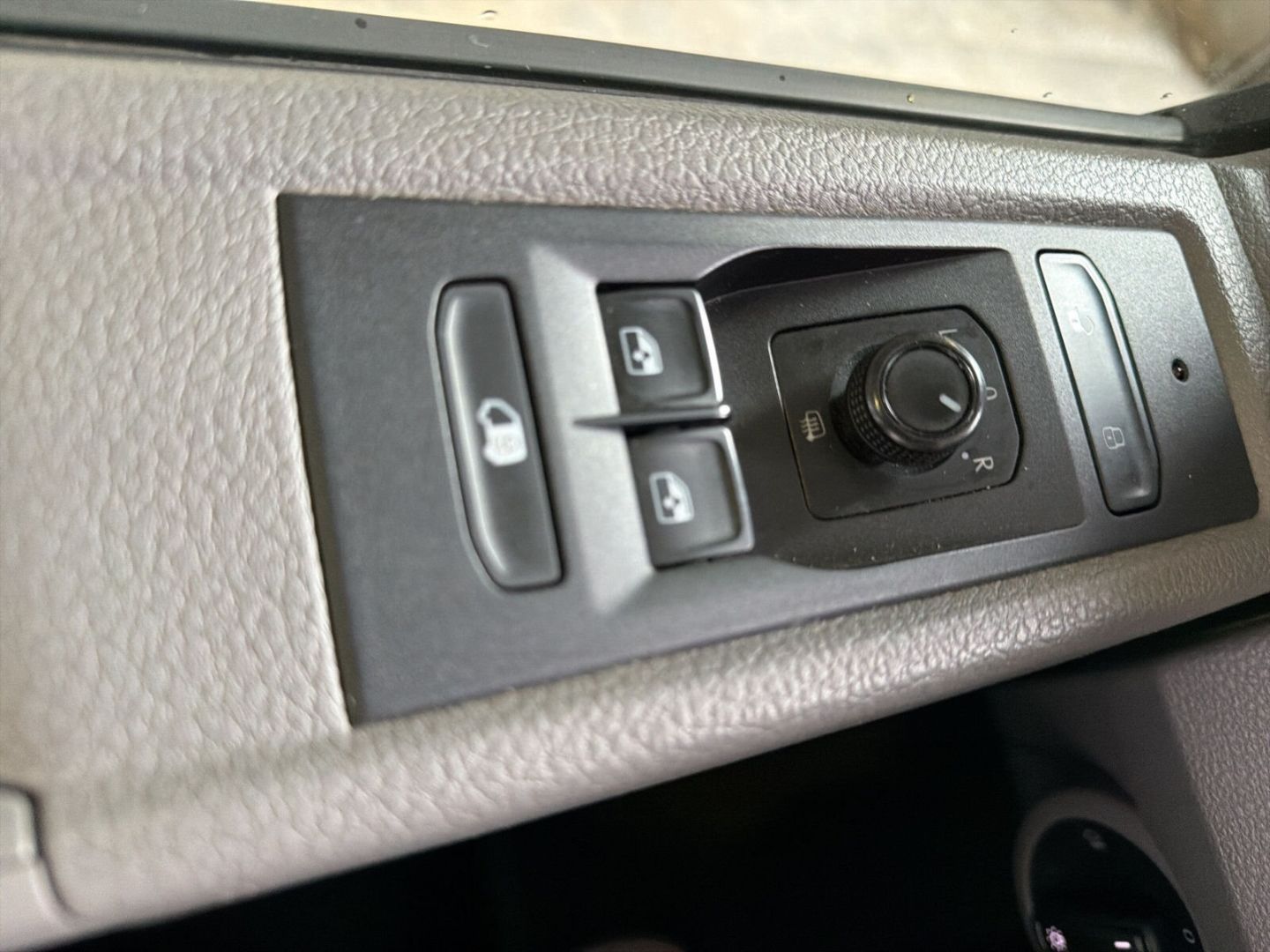 Fahrzeug 22 Fahrzeugabbildung Volkswagen T6.1 Kasten FWD 2.0TDI L1H1 Klima Navi - mit KI generiert/bearbeitet