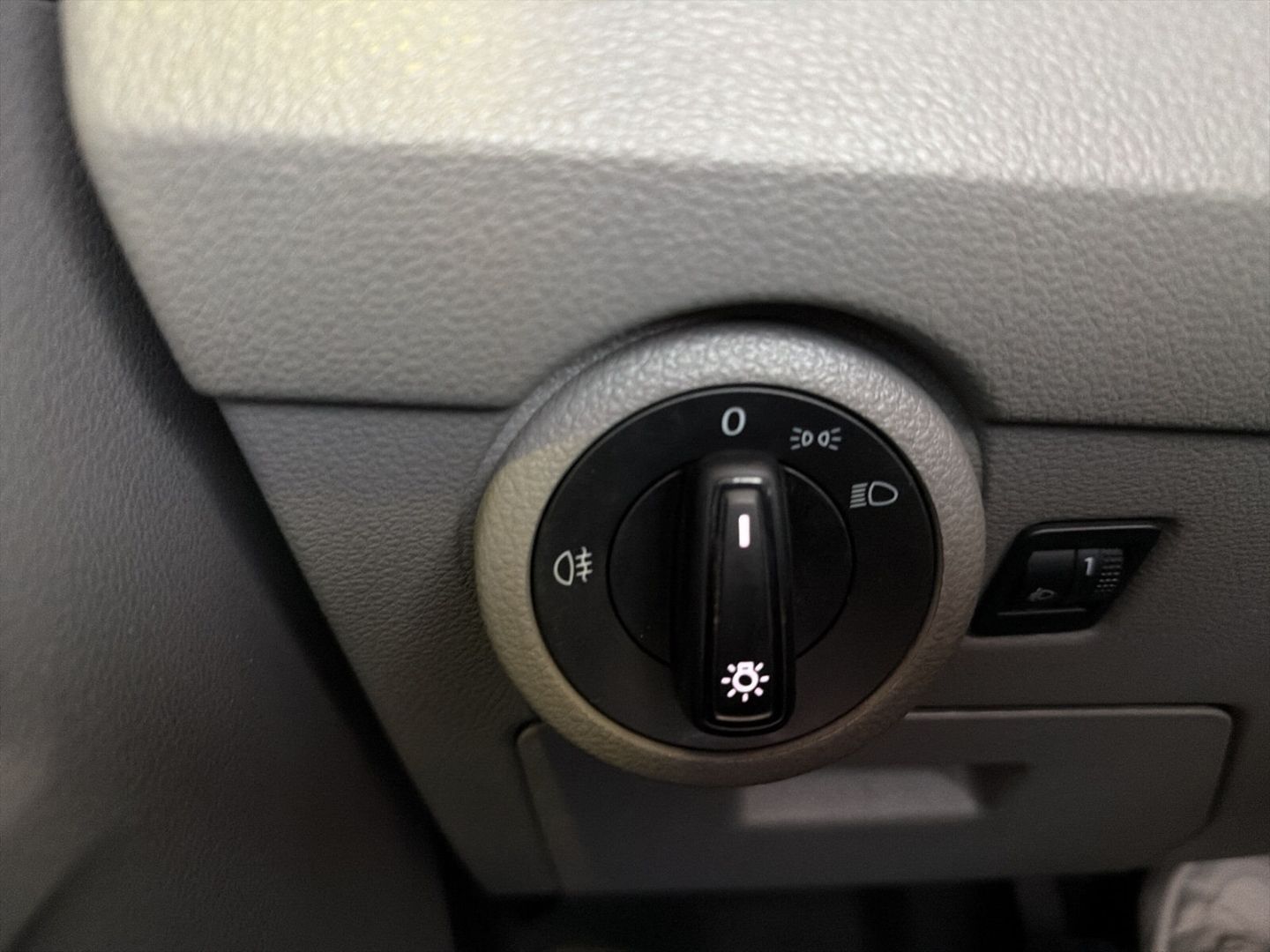 Fahrzeug 23 Fahrzeugabbildung Volkswagen T6.1 Kasten FWD 2.0TDI L1H1 Klima Navi - mit KI generiert/bearbeitet