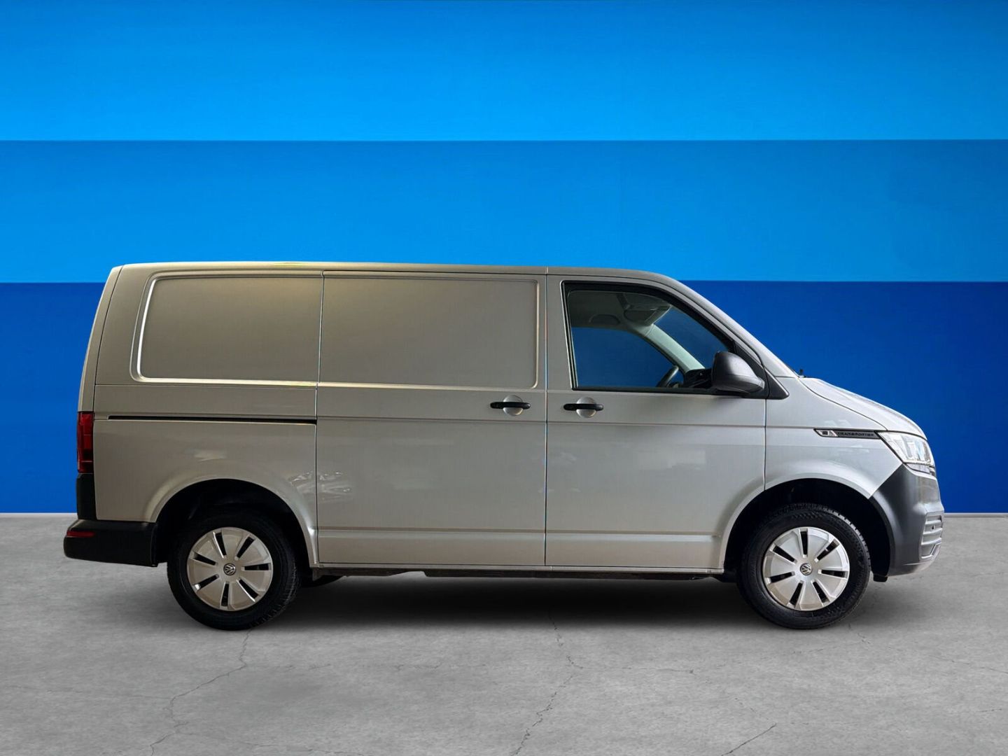 Fahrzeug 6 Fahrzeugabbildung Volkswagen T6.1 Kasten FWD 2.0TDI L1H1 Klima Navi - mit KI generiert/bearbeitet