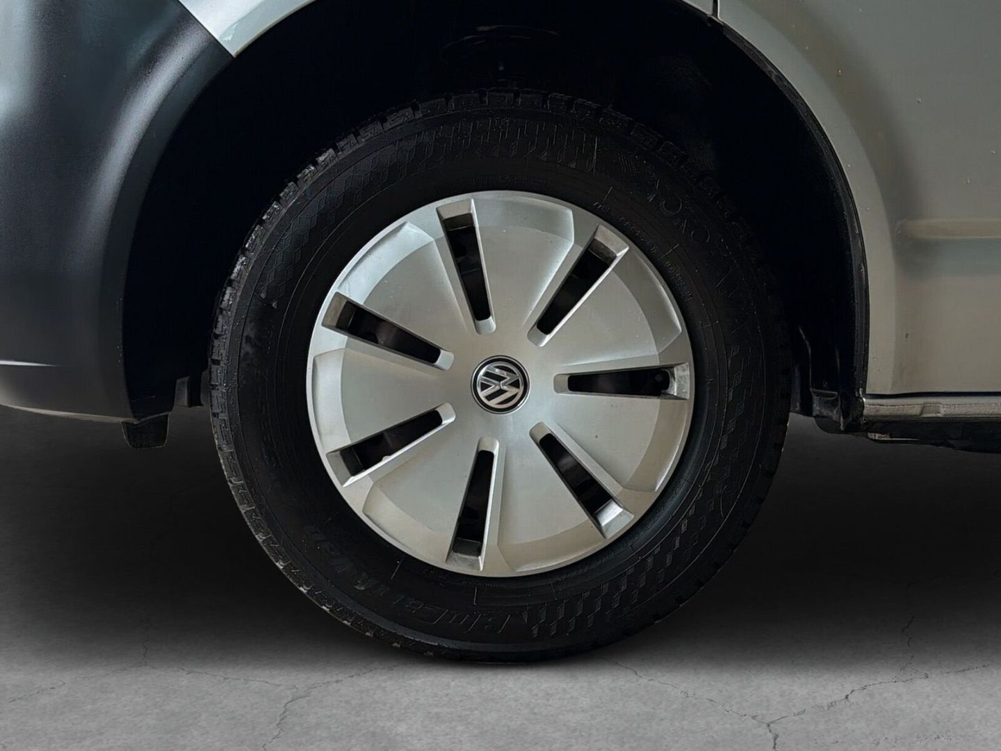 Fahrzeug 10 Fahrzeugabbildung Volkswagen T6.1 Kasten FWD 2.0TDI L1H1 Klima Navi - mit KI generiert/bearbeitet