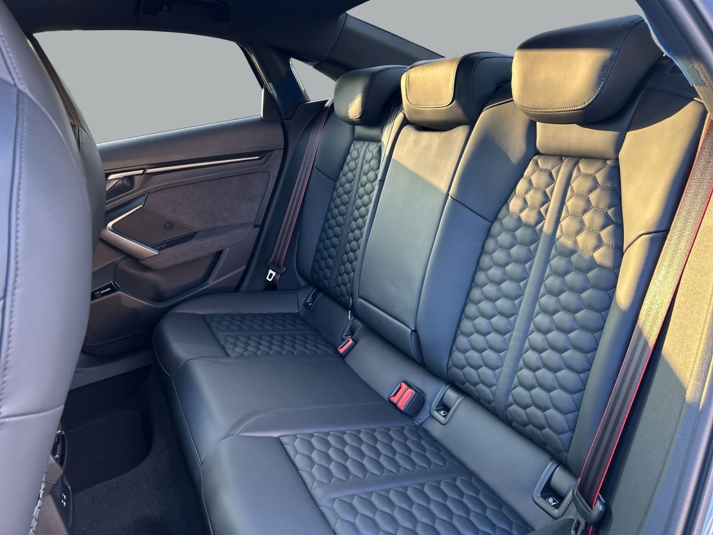 Fahrzeugabbildung Audi RS3 LIMOUSINE LED,PANO,HUD,SPORTABGAS,KAMERA
