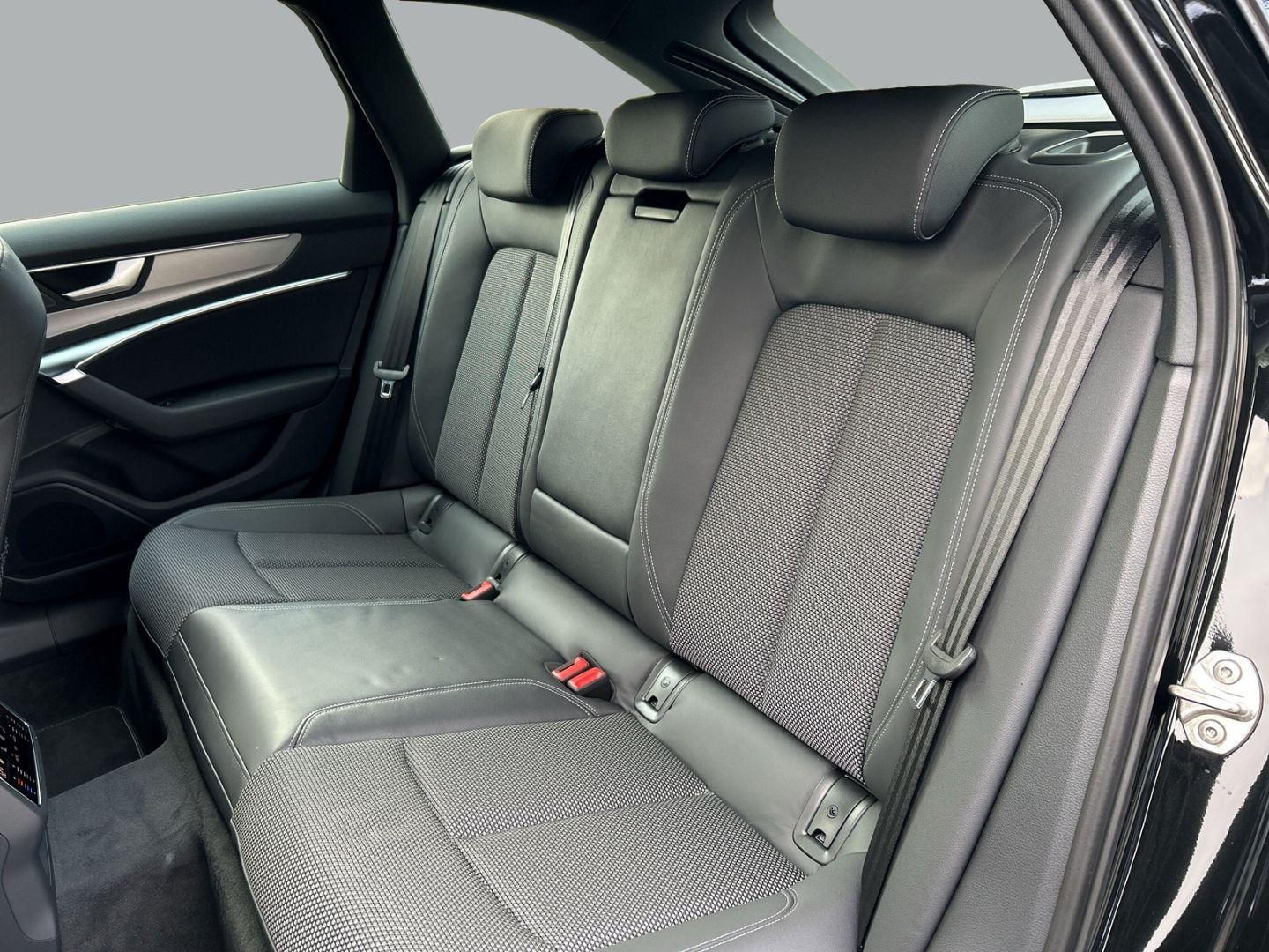 Fahrzeugabbildung Audi A6 AVANT 40TDI QUATTRO LED,AHK,VIRTUAL,360KAMERA