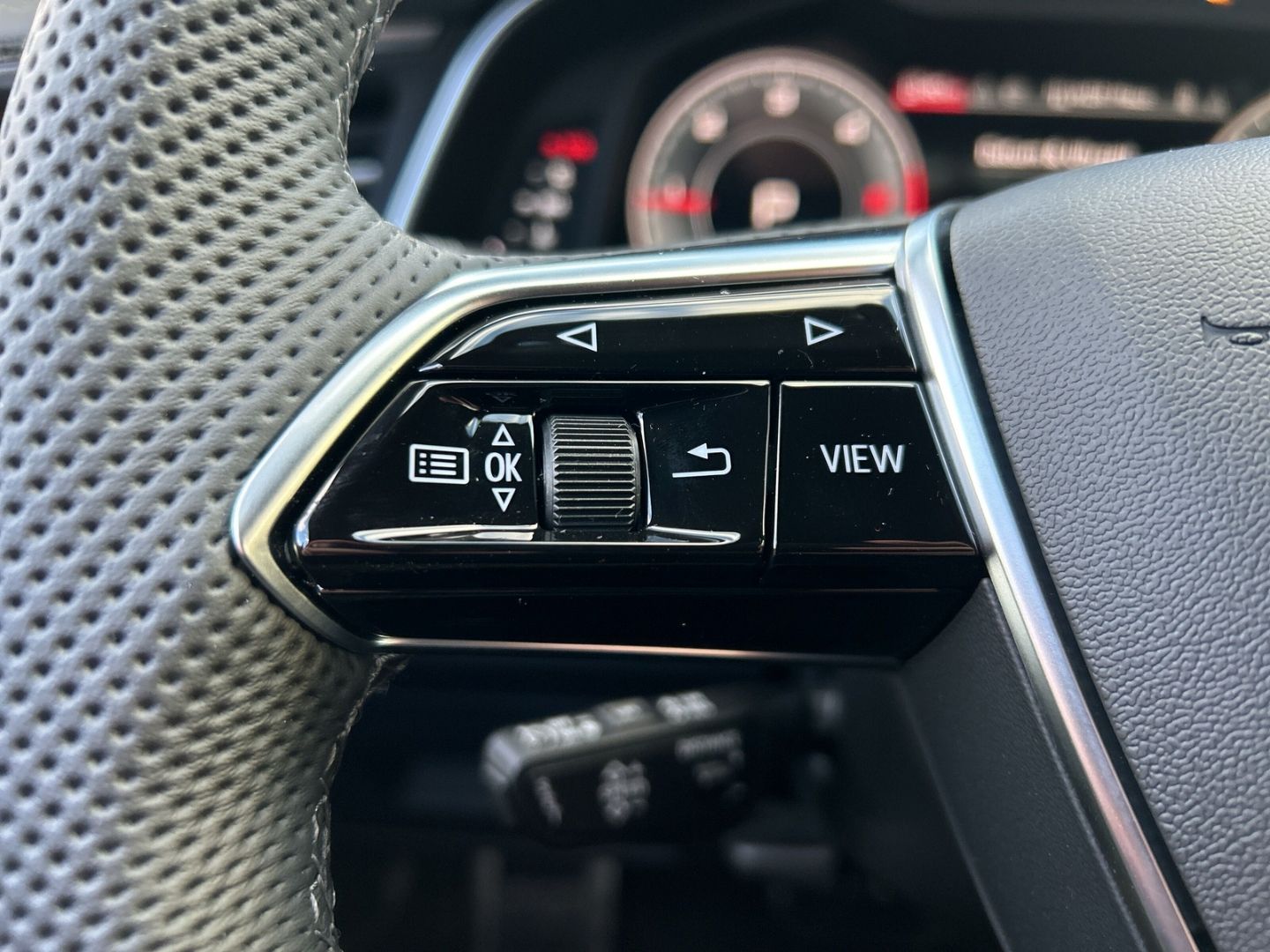Fahrzeugabbildung Audi A6 AVANT 40TDI QUATTRO LED,AHK,VIRTUAL,360KAMERA