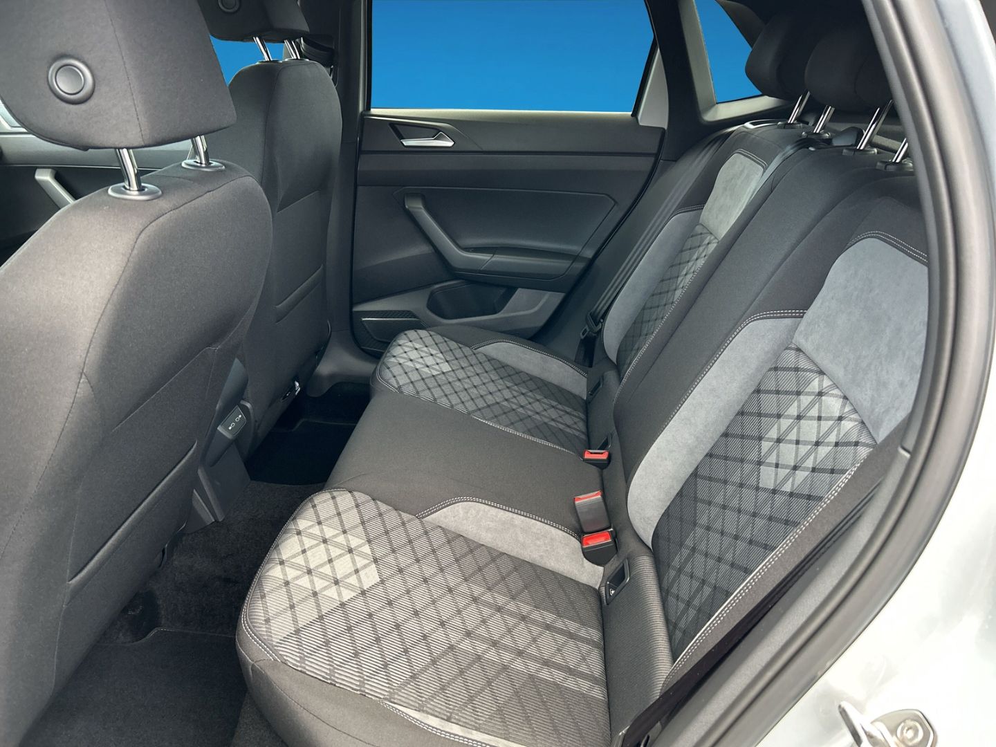 Fahrzeugabbildung Volkswagen Polo R-Line 1,0 l TSI DSG PANO IQ.LIGHT REAR VIE