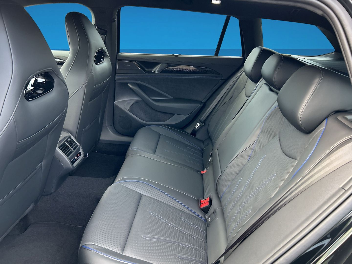 Fahrzeugabbildung Volkswagen Passat R-Line 2,0 l TDI PANO STANDH AHK SIGNATUR
