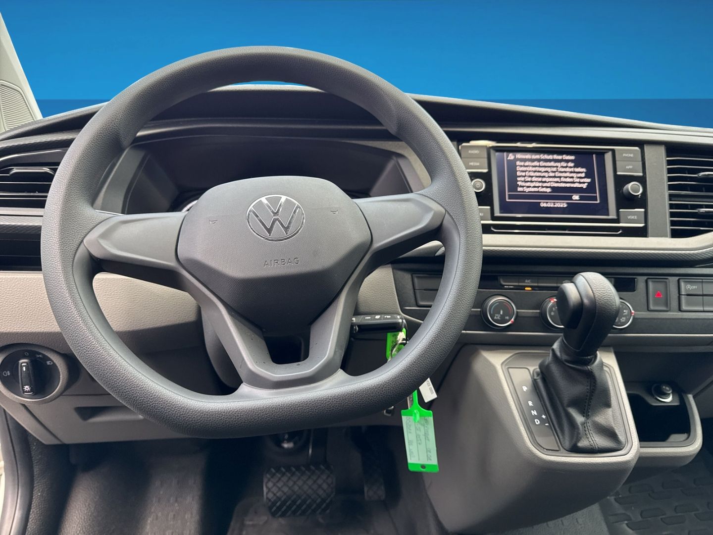 Fahrzeugabbildung Volkswagen T6.1 Kasten 2.0 TDI lang L2H1 Rear View DSG