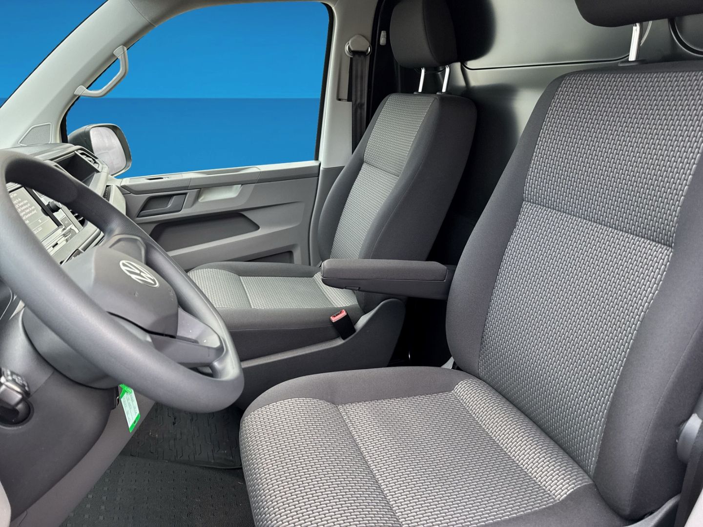 Fahrzeugabbildung Volkswagen T6.1 Kasten 2.0 TDI lang L2H1 Rear View DSG
