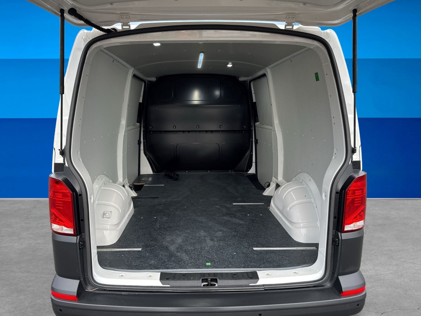 Fahrzeugabbildung Volkswagen T6.1 Kasten 2.0 TDI lang L2H1 Rear View DSG