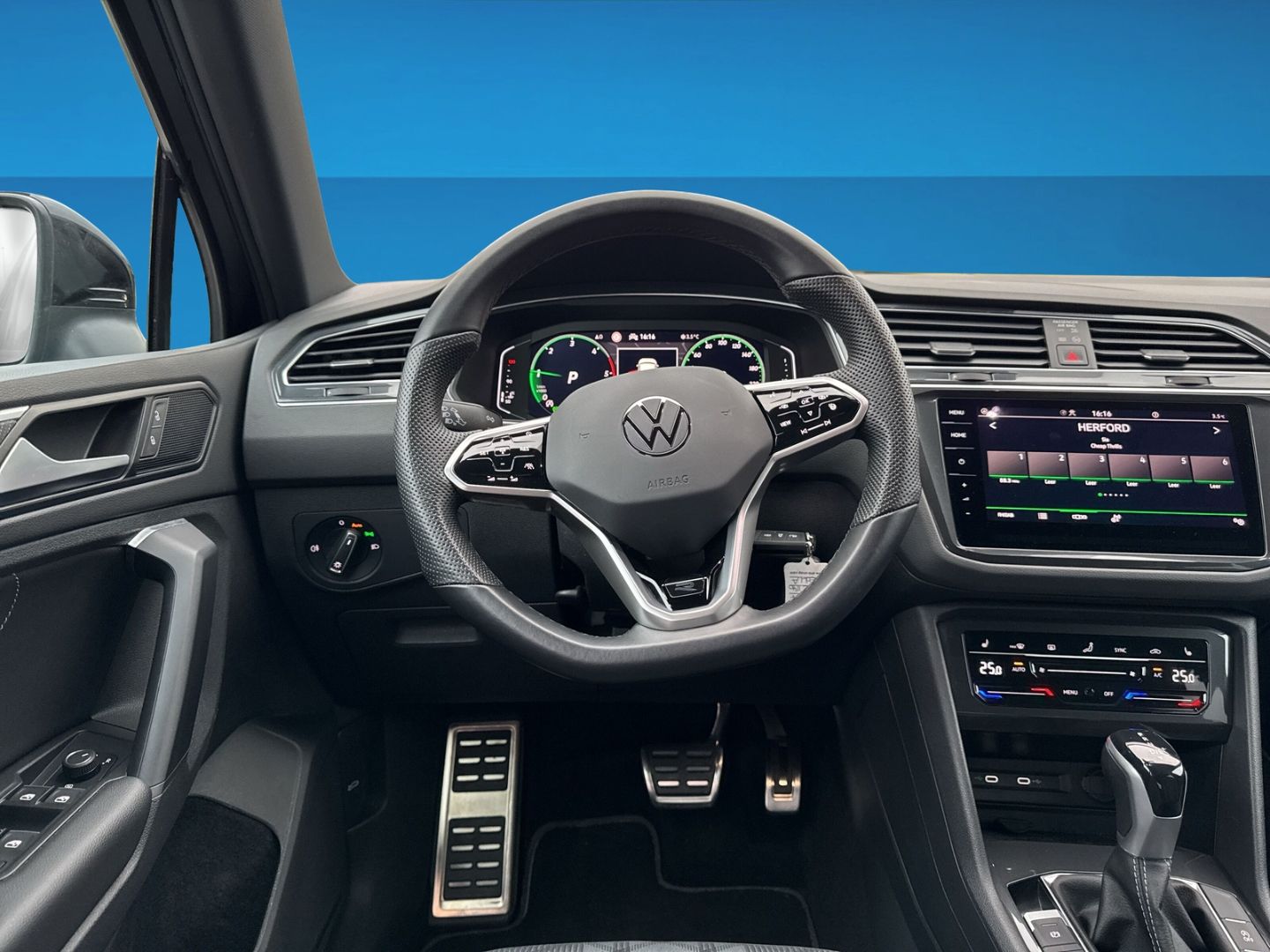 Fahrzeugabbildung Volkswagen Tiguan 2.0 TDI R-Line Black Style Premium-Paket