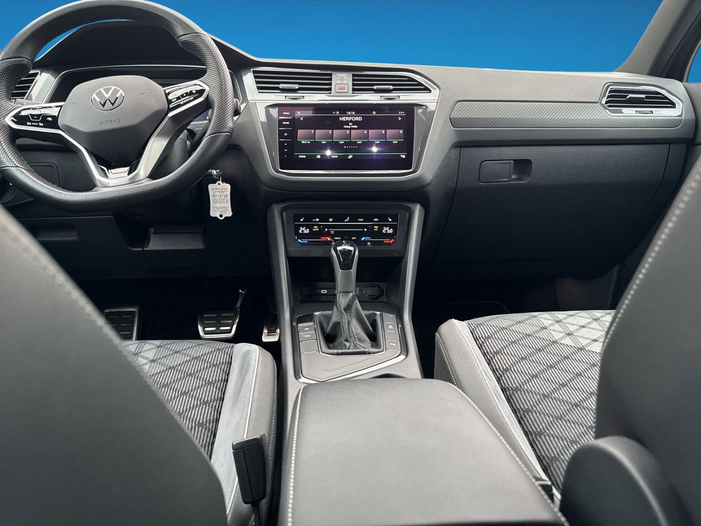 Fahrzeugabbildung Volkswagen Tiguan 2.0 TDI R-Line Black Style Premium-Paket