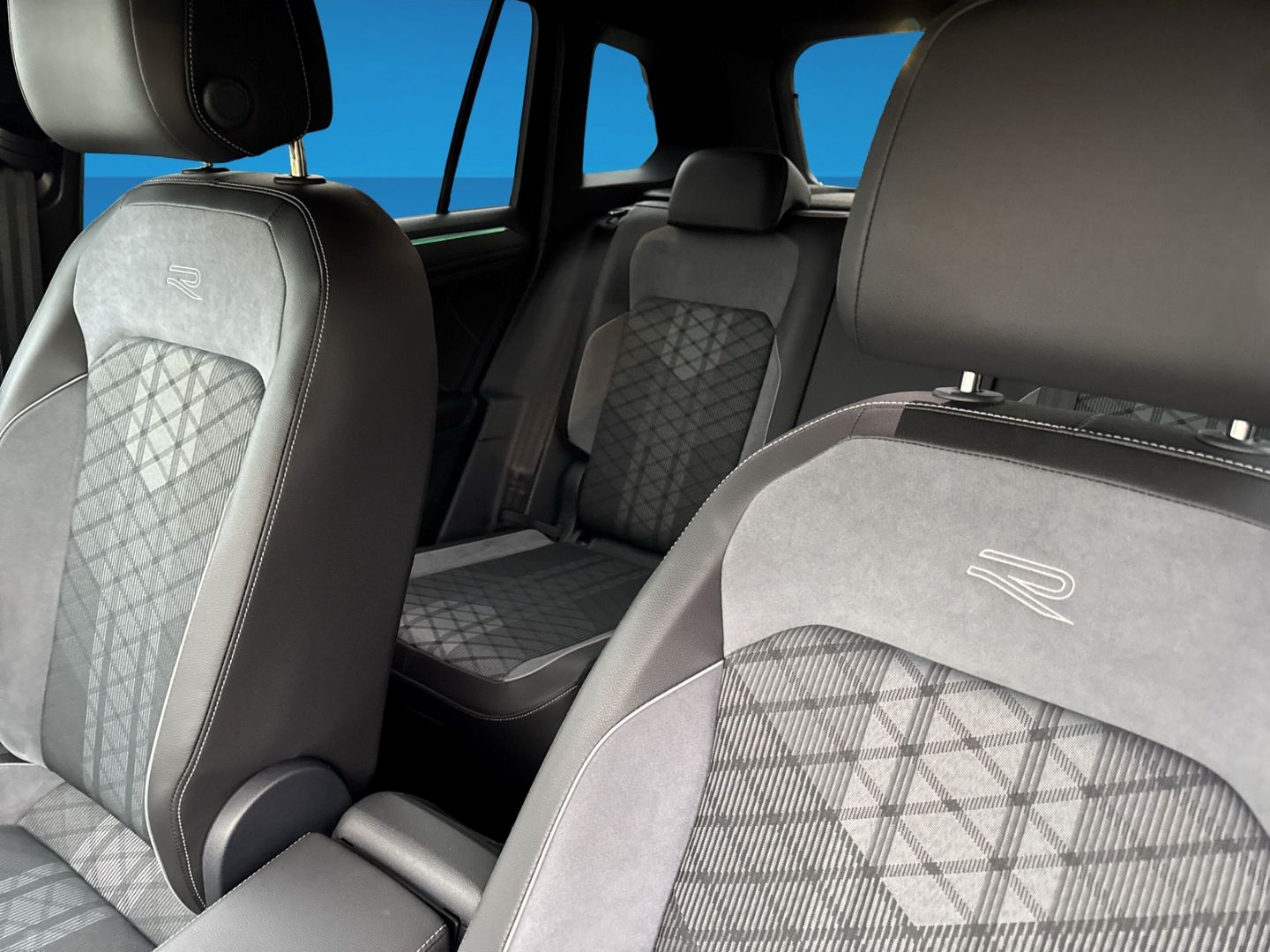 Fahrzeugabbildung Volkswagen Tiguan 2.0 TDI R-Line Black Style Premium-Paket