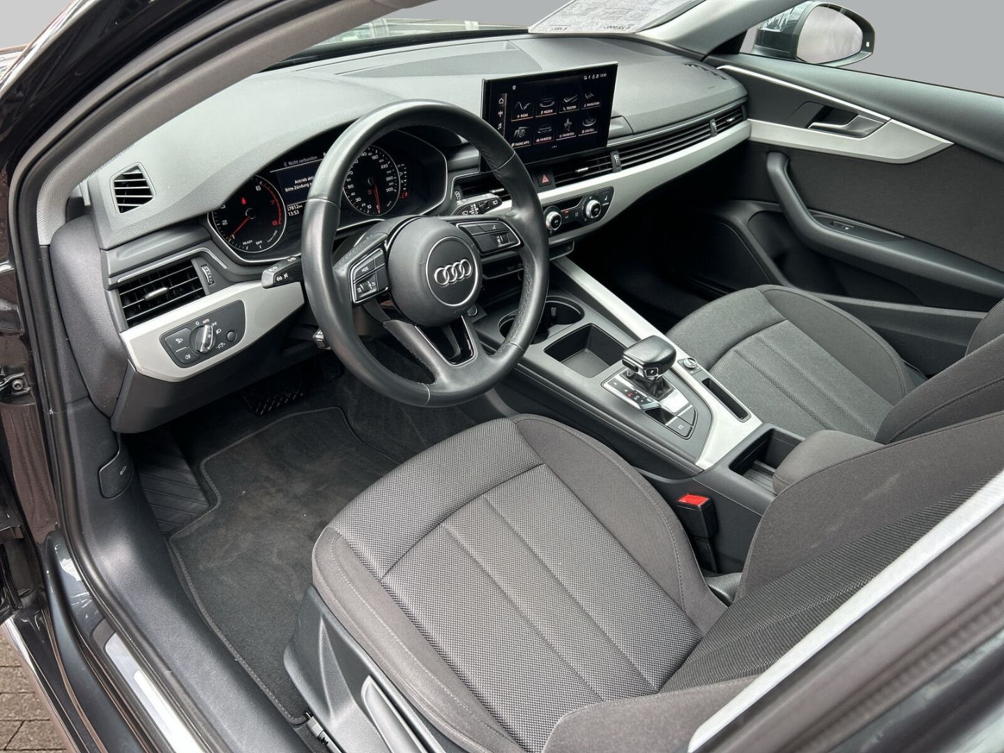 Fahrzeug 13 Fahrzeugabbildung Audi A4 Avant 35 TFSI advanced - mit KI generiert/bearbeitet