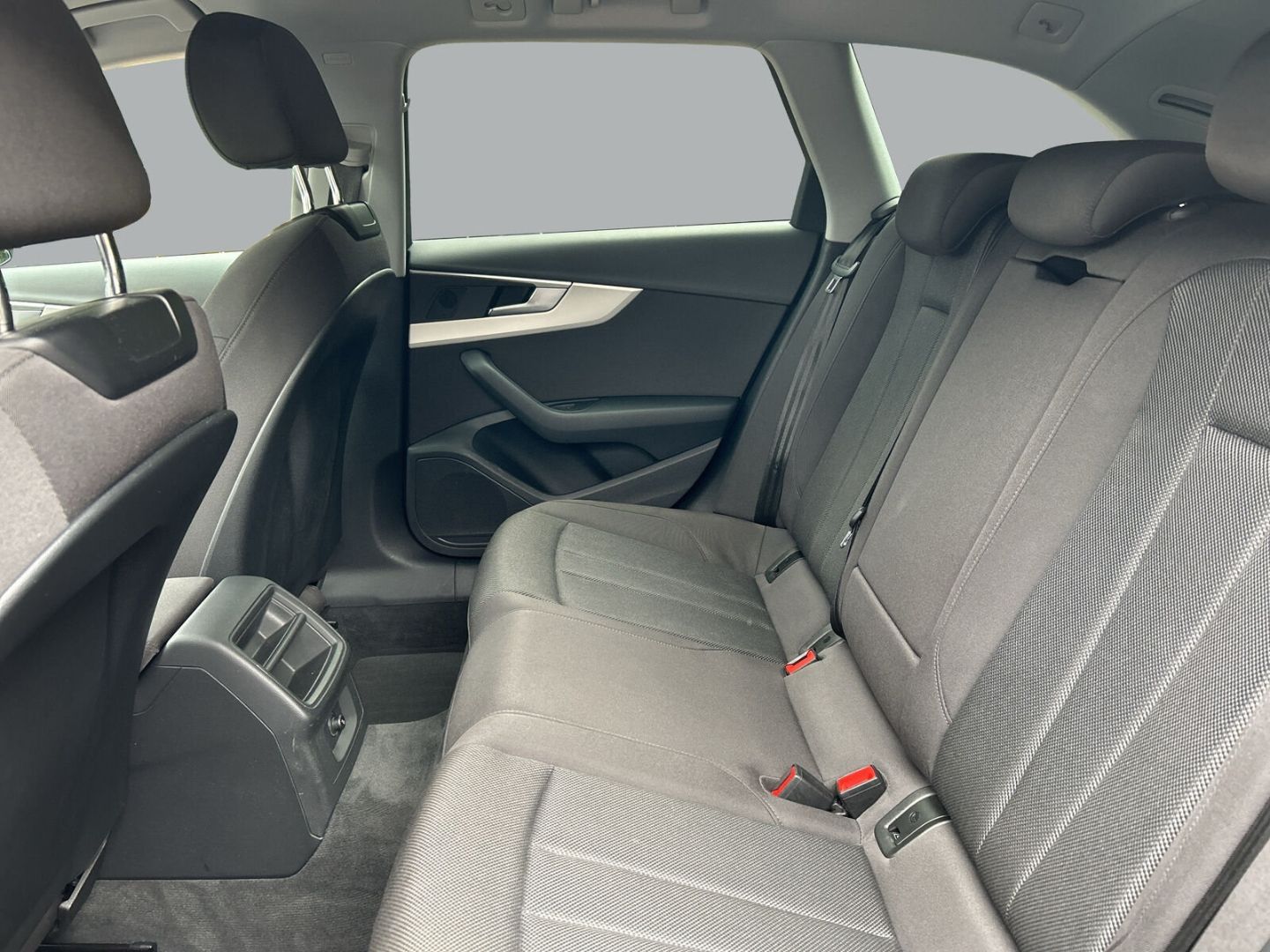 Fahrzeug 14 Fahrzeugabbildung Audi A4 Avant 35 TFSI advanced - mit KI generiert/bearbeitet