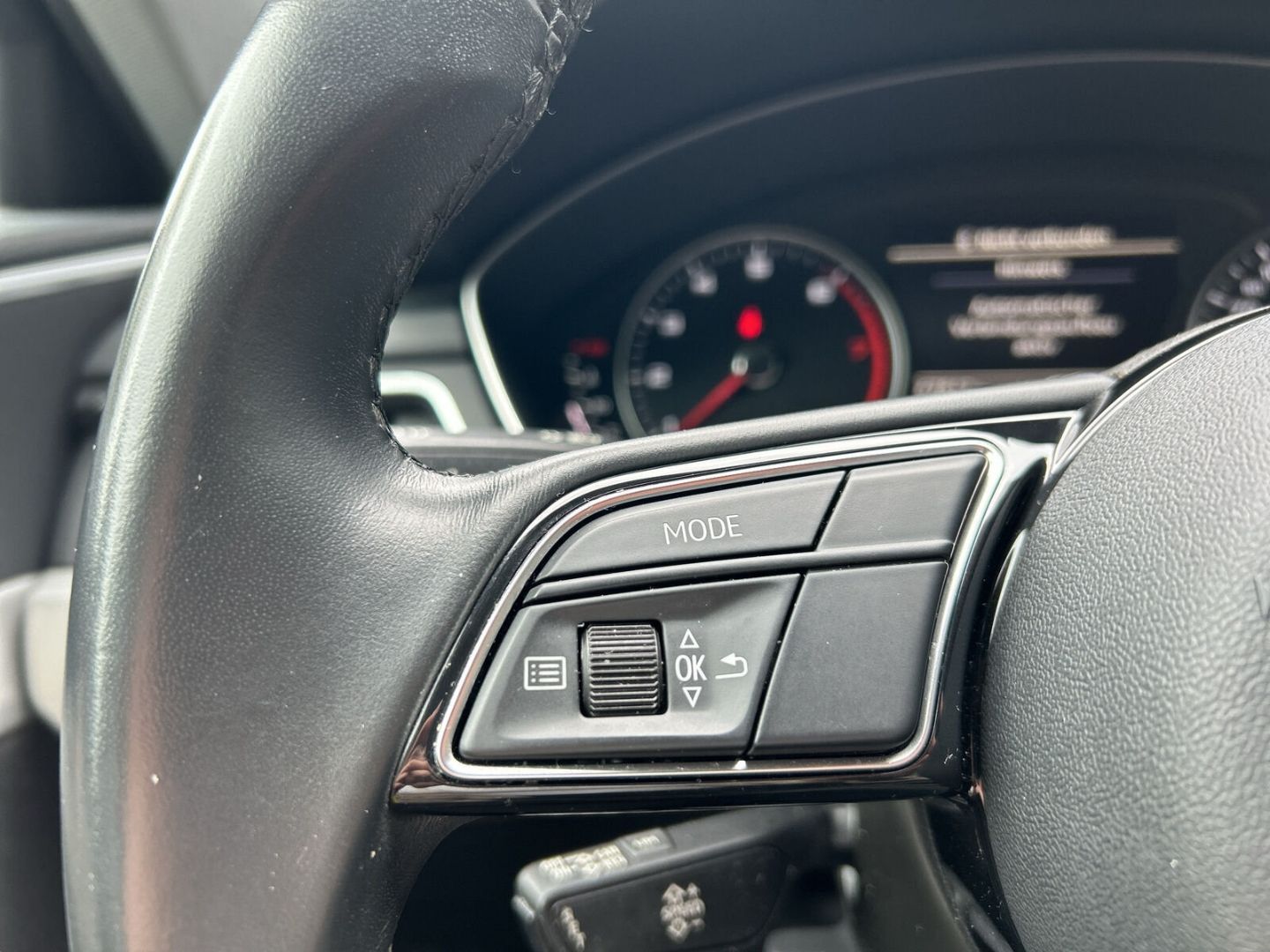 Fahrzeug 17 Fahrzeugabbildung Audi A4 Avant 35 TFSI advanced - mit KI generiert/bearbeitet