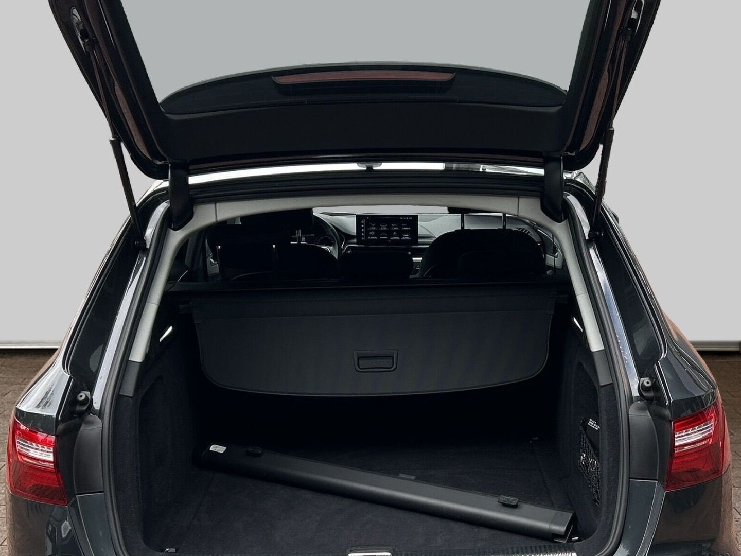 Fahrzeug 20 Fahrzeugabbildung Audi A4 Avant 35 TFSI advanced - mit KI generiert/bearbeitet