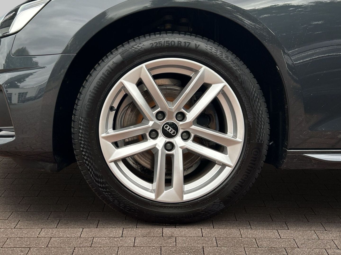 Fahrzeug 21 Fahrzeugabbildung Audi A4 Avant 35 TFSI advanced - mit KI generiert/bearbeitet
